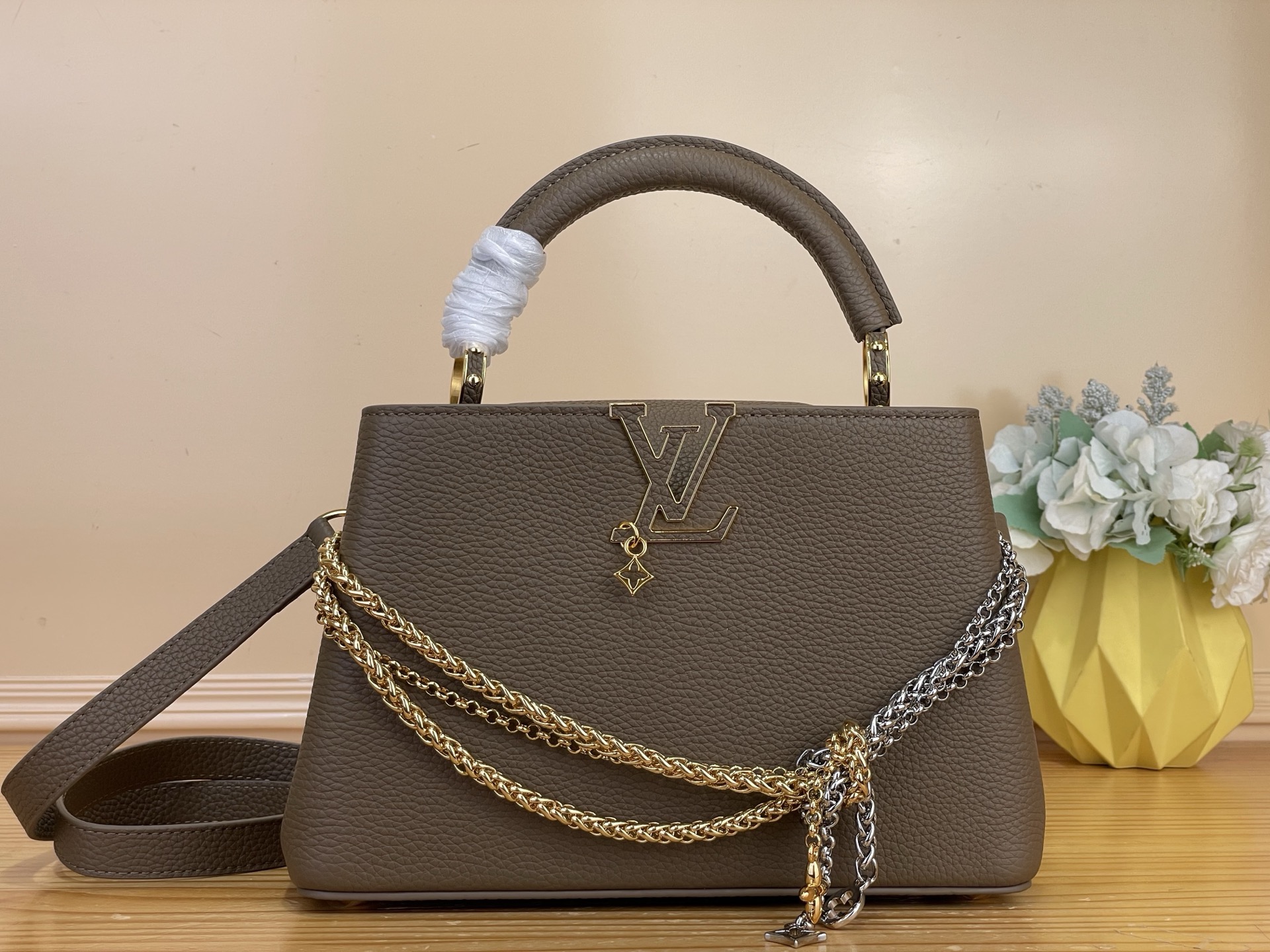 NO:812196,Top original order [CAUCINES bb handbag] m48865 taupe/tied chain. This Caucines bb handbag is made of fine Taurillon cow leather dip-dyed in deep tones, and paired with a double-plated chain that looks like jewelry, adding an elegant evening option to the Why Knot hl series. Monogram decoration and exquisite beading embellish the chain. The flap can be folded in or out for rich carrying options. Size 27 x 17.3 x 9  cm135121400 (length x height x width),,cowhide19860909顶级原单【CAUCINES bb手袋】 m48865 灰褐色/绑结链条 本款 Caucines bb手袋为细腻 Taurillon 牛皮革浸染深邃色调,并搭配宛若珠宝的双镀链条,为 Why Knot hl系列增添优雅晚宴佳选.Monogram 装饰与精美珠饰装点链条.可内收或外置的翻盖丰富背携选择. 尺寸27 x 17.3 x 9 厘米135121400 (长度 x 高 x 宽),,cowhide,Bag