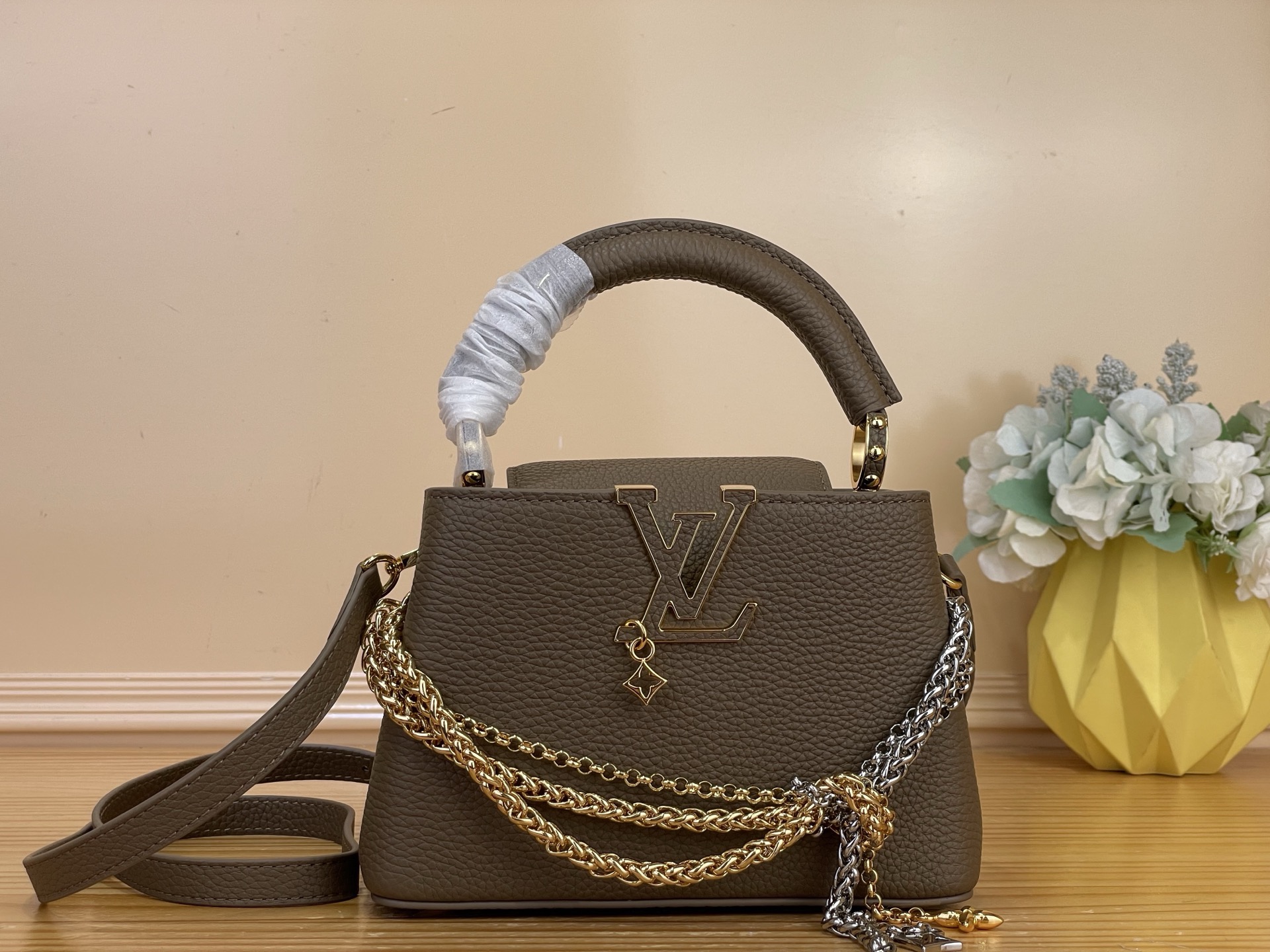 NO:812199,Top original order [CAUCINES mini handbag] m48865 taupe/tied chain. This Caucines mini handbag is made of fine Taurillon cow leather dip-dyed in deep tones, and paired with a double-plated chain that looks like jewelry, adding an elegant evening option to the Why Knot hl series. Monogram decoration and exquisite beading embellish the chain. The flap can be folded in or out to provide ample carrying options. Size 13.6 x 21 x 8 cm  125121350 (length x height x width),,cowhide19860909顶级原单【CAUCINES 迷你手袋】 m48865 灰褐色/绑结链条 本款 Caucines 迷你手袋为细腻 Taurillon 牛皮革浸染深邃色调,并搭配宛若珠宝的双镀链条,为 Why Knot hl系列增添优雅晚宴佳选.Monogram 装饰与精美珠饰装点链条.可内收或外置的翻盖丰富背携选择. 尺寸13.6 x 21 x 8 厘米 125121350 (长度 x 高 x 宽),,cowhide,Bag