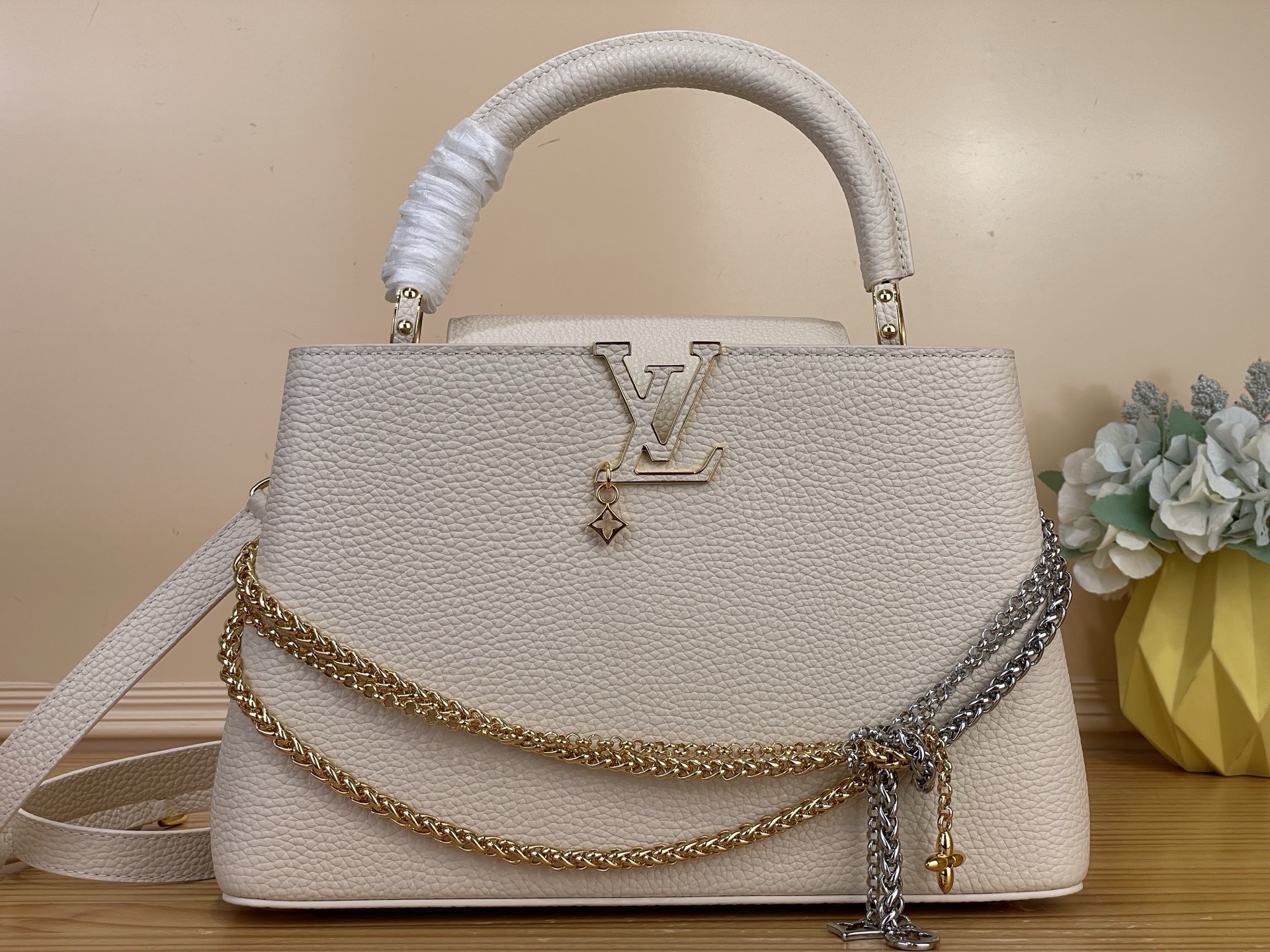 NO:812202,Top original order [CAUCINES medium handbag] m48865 white/tied chain. This Caucines medium handbag is made of fine Taurillon cow leather dip-dyed in deep tones, and paired with a double-plated chain that looks like jewelry, adding an elegant evening option to the Why Knot hl series. Monogram decoration and exquisite beading embellish the chain. The flap can be folded in or out for rich carrying options. Size 31.05 x 20 x  11 cm 140121550 (length x height x width),,cowhide19860909顶级原单【CAUCINES 中号手袋】 m48865 白色/绑结链条 本款 Caucines 中号手袋为细腻 Taurillon 牛皮革浸染深邃色调,并搭配宛若珠宝的双镀链条,为 Why Knot hl系列增添优雅晚宴佳选.Monogram 装饰与精美珠饰装点链条.可内收或外置的翻盖丰富背携选择. 尺寸31.05 x 20 x 11厘米 140121550（长x高x宽）,,cowhide,Bag