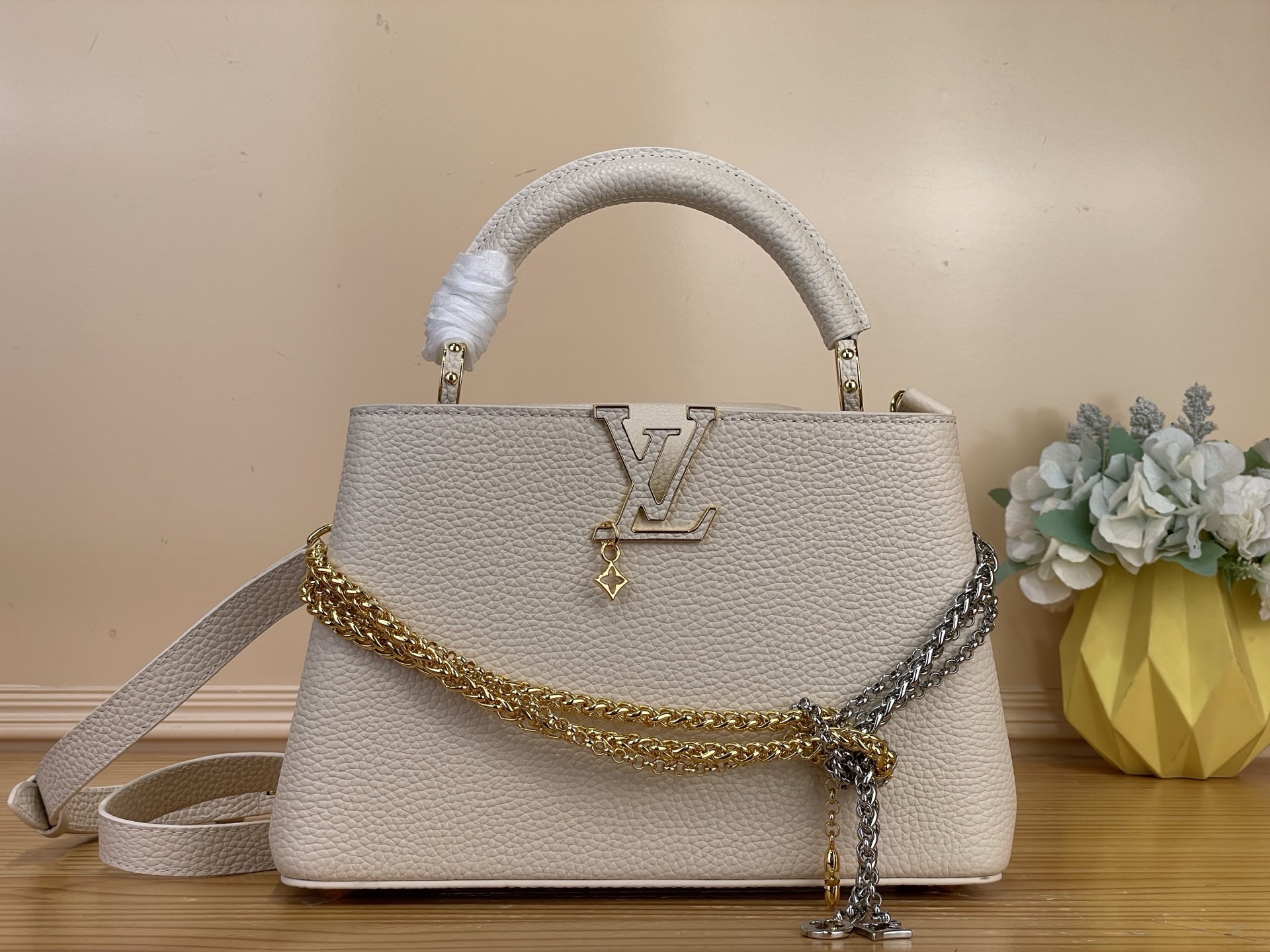 NO:812206,Top original order [CAUCINES bb handbag] m48865 white/tied chain This Caucines bb handbag is made of fine Taurillon cow leather dip-dyed in deep tones, and paired with a double-plated chain that looks like jewelry, adding an elegant evening option to the Why Knot hl series. Monogram decoration and exquisite beading embellish the chain. The flap can be folded in or out for rich carrying options. Size 27 x 17.3 x 9 cm  135121400 (length x height x width),,cowhide19860909顶级原单【CAUCINES bb手袋】 m48865 白色/绑结链条 本款 Caucines bb手袋为细腻 Taurillon 牛皮革浸染深邃色调,并搭配宛若珠宝的双镀链条,为 Why Knot hl系列增添优雅晚宴佳选.Monogram 装饰与精美珠饰装点链条.可内收或外置的翻盖丰富背携选择. 尺寸27 x 17.3 x 9 厘米 135121400 (长度 x 高 x 宽),,cowhide,Bag