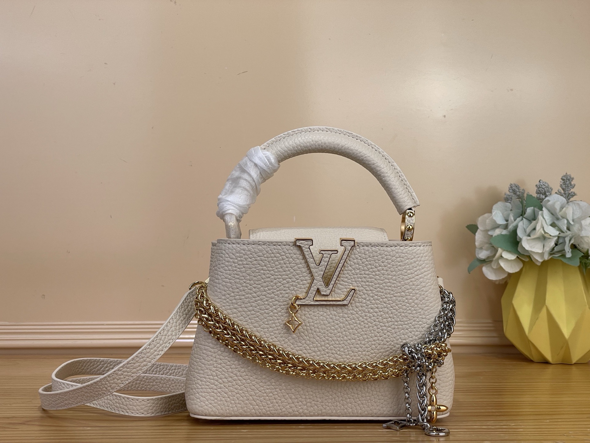 NO:812208,Top original order [CAUCINES mini handbag] m48865 white/tied chain This Caucines mini handbag is made of fine Taurillon cow leather dip-dyed in deep tones, and paired with a double-plated chain that looks like jewelry, adding an elegant evening option to the Why Knot hl series. Monogram decoration and exquisite beading embellish the chain. The flap can be folded in or out to provide ample carrying options. Size 13.6 x 21 x 8 cm  125121350 (length x height x width),,cowhide19860909顶级原单【CAUCINES 迷你手袋】 m48865 白色/绑结链条 本款 Caucines 迷你手袋为细腻 Taurillon 牛皮革浸染深邃色调,并搭配宛若珠宝的双镀链条,为 Why Knot hl系列增添优雅晚宴佳选.Monogram 装饰与精美珠饰装点链条.可内收或外置的翻盖丰富背携选择. 尺寸13.6 x 21 x 8 厘米 125121350 (长度 x 高 x 宽),,cowhide,Bag