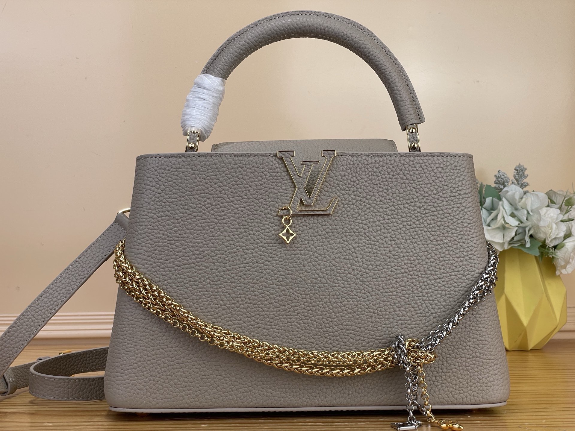 NO:812210,Top original order [CAUCINES medium handbag] m48865 Gray/tied chain This Caucines medium handbag is made of fine Taurillon cow leather dip-dyed in deep tones, and paired with a double-plated chain that looks like jewelry, adding an elegant evening option to the Why Knot series. Monogram decoration and exquisite beading embellish the chain. The flap can be folded in or out for rich carrying options. Dimensions 31.05 x 20 x 11 cm  140121450 (length x height x width),,cowhide19860909顶级原单【CAUCINES 中号手袋】 m48865 灰色/绑结链条 本款 Caucines 中号手袋为细腻 Taurillon 牛皮革浸染深邃色调,并搭配宛若珠宝的双镀链条,为 Why Knot 系列增添优雅晚宴佳选.Monogram 装饰与精美珠饰装点链条.可内收或外置的翻盖丰富背携选择. 尺寸31.05 x 20 x 11厘米 140121450（长x高x宽）,,cowhide,Bag