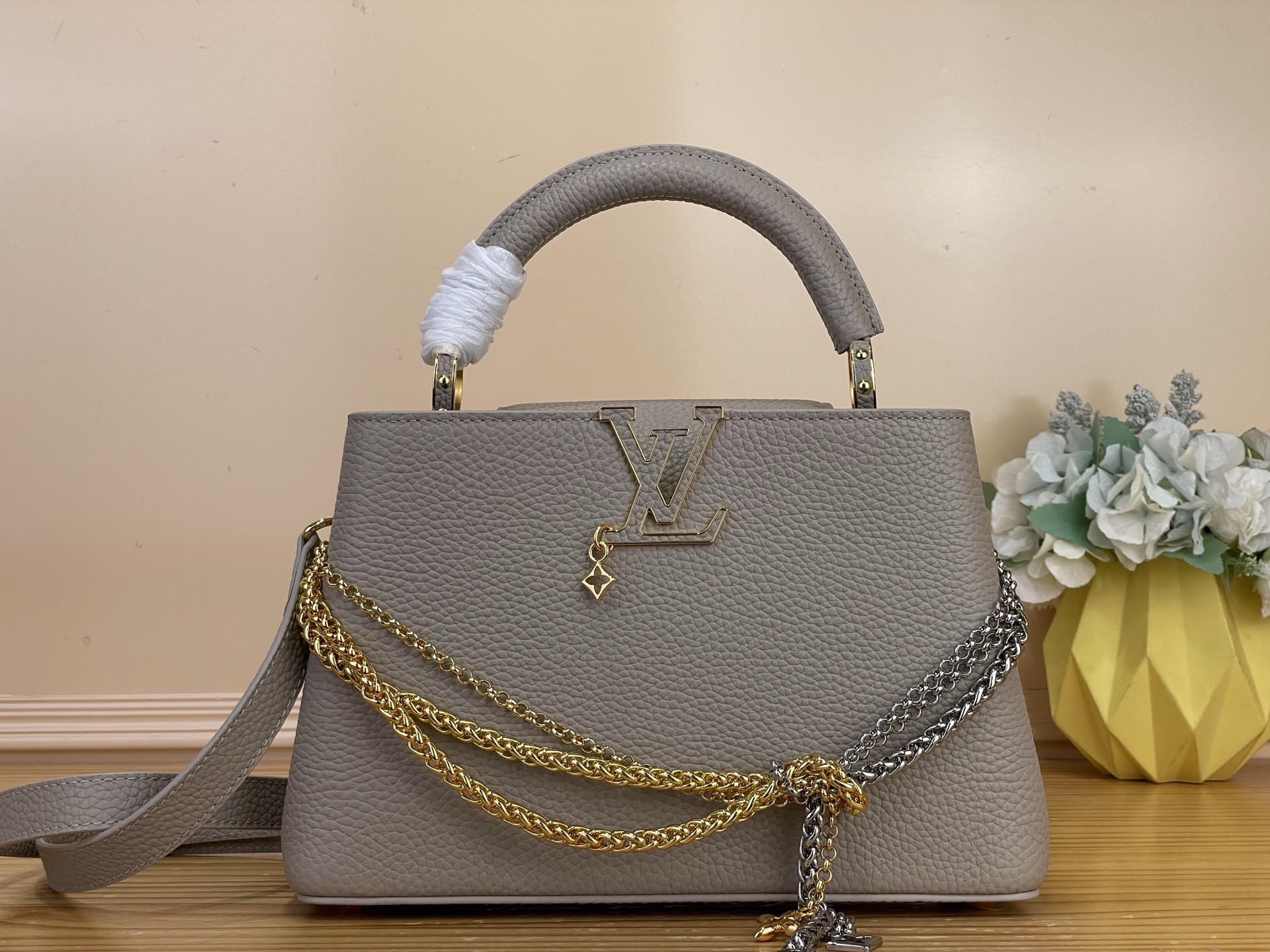 NO:812212,Top original order [CAUCINES bb handbag] m48865 gray/tied chain. This Caucines bb handbag is made of fine Taurillon cow leather dip-dyed in deep tones, and paired with a double-plated chain that looks like jewelry, adding an elegant evening option to the Why Knot hl series. Monogram decoration and exquisite beading embellish the chain. The flap can be folded in or out for rich carrying options. Size 27 x 17.3 x 9 cm  135121400 (length x height x width),,cowhide19860909顶级原单【CAUCINES bb手袋】 m48865 灰色/绑结链条 本款 Caucines bb手袋为细腻 Taurillon 牛皮革浸染深邃色调,并搭配宛若珠宝的双镀链条,为 Why Knot hl系列增添优雅晚宴佳选.Monogram 装饰与精美珠饰装点链条.可内收或外置的翻盖丰富背携选择. 尺寸27 x 17.3 x 9 厘米 135121400 (长度 x 高 x 宽),,cowhide,Bag