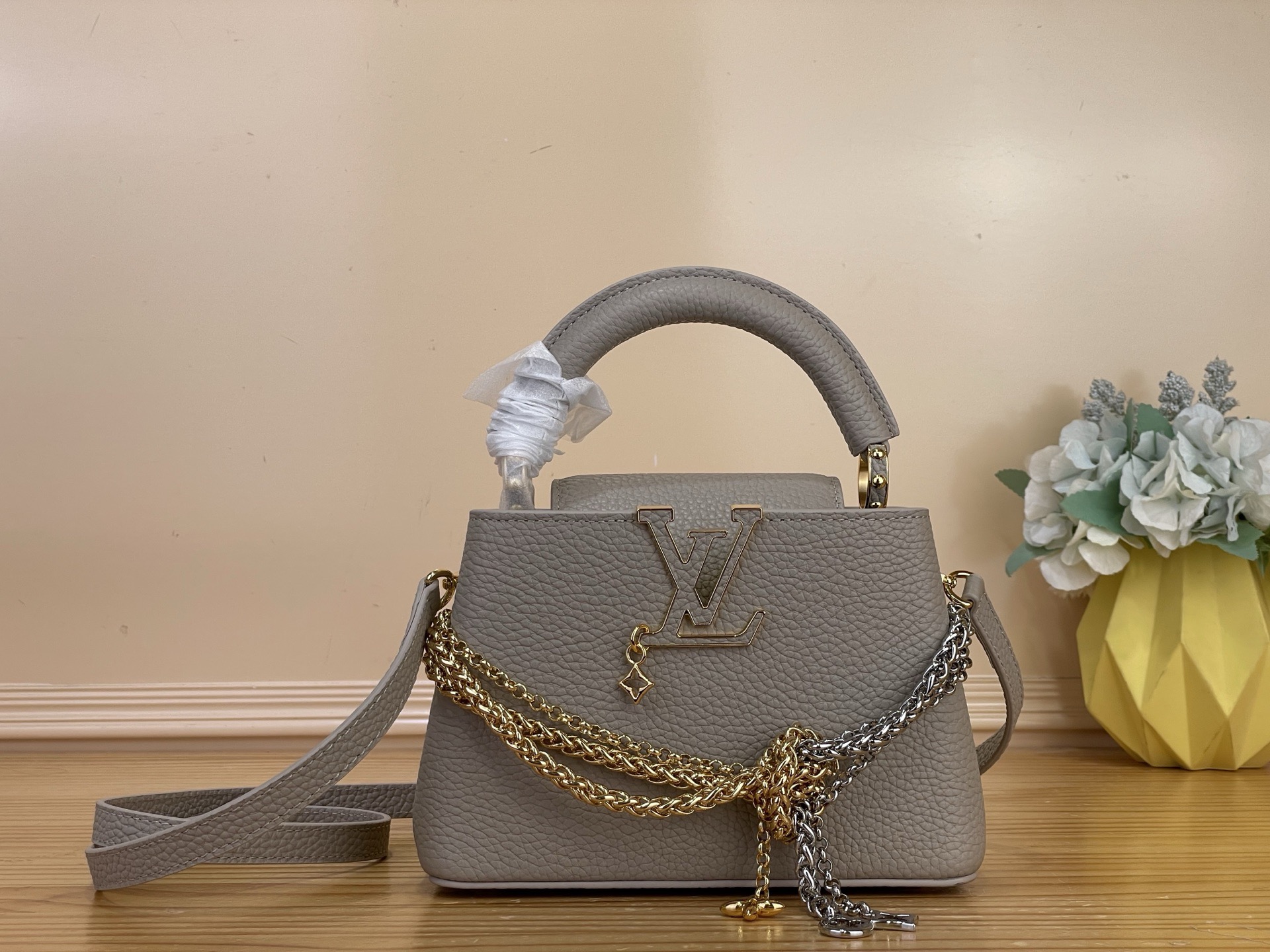 NO:812213,Top original order [CAUCINES mini handbag] m48865 gray/tied chain. This Caucines mini handbag is made of fine Taurillon cow leather dip-dyed in deep tones, and paired with a double-plated chain that looks like jewelry, adding an elegant evening option to the Why Knot hl series. Monogram decoration and exquisite beading embellish the chain. The flap can be folded in or out for rich carrying options. Size 13.6 x 21 x 8 cm  125121350 (length x height x width),,cowhide19860909顶级原单【CAUCINES 迷你手袋】 m48865 灰色/绑结链条 本款 Caucines 迷你手袋为细腻 Taurillon 牛皮革浸染深邃色调,并搭配宛若珠宝的双镀链条,为 Why Knot hl系列增添优雅晚宴佳选.Monogram 装饰与精美珠饰装点链条.可内收或外置的翻盖丰富背携选择. 尺寸13.6 x 21 x 8 厘米 125121350 (长度 x 高 x 宽),,cowhide,Bag