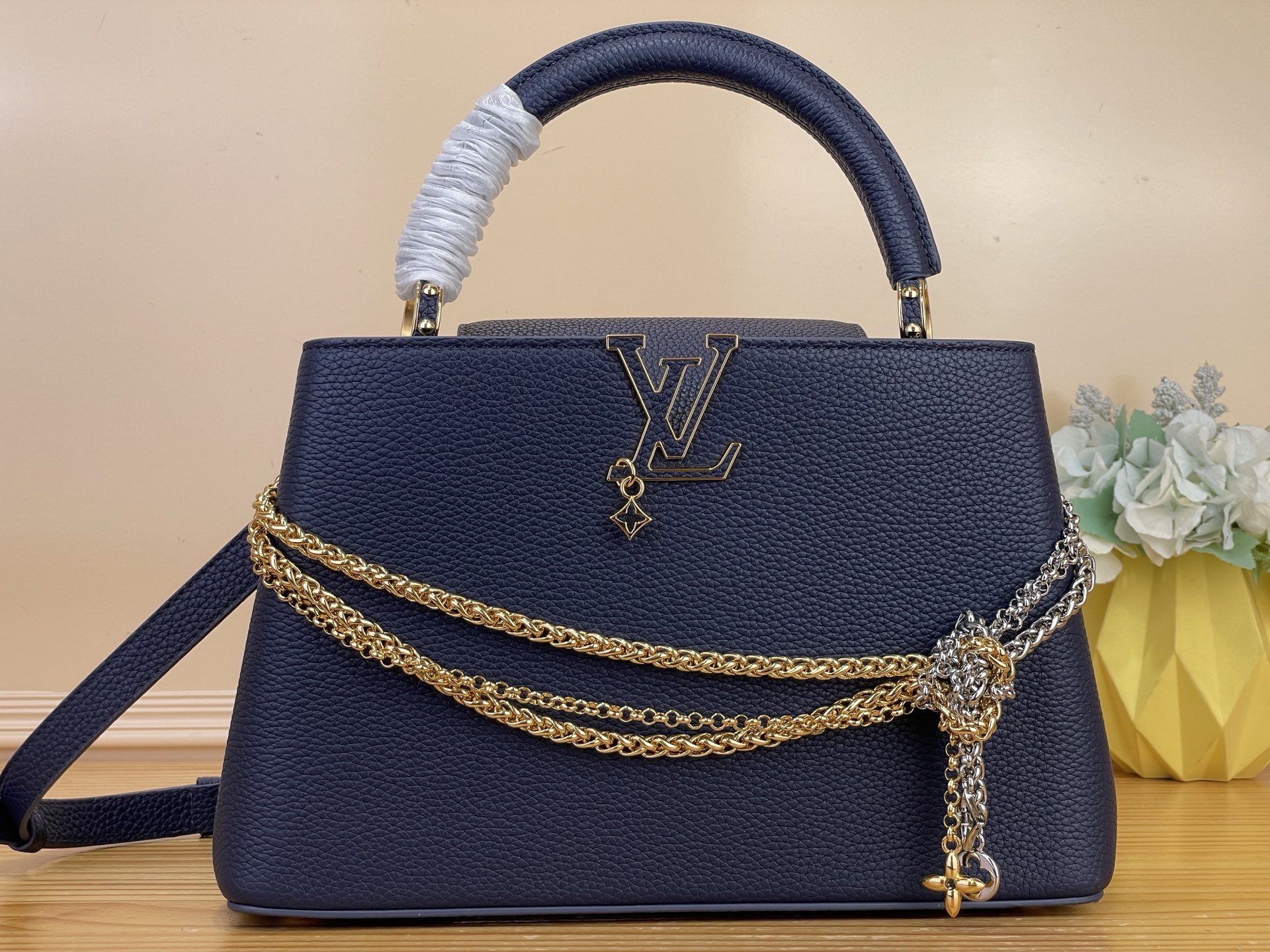 NO:812215,Top original order [CAUCINES medium handbag] m48865 dark blue/tied chain. This Caucines medium handbag is made of fine Taurillon cow leather dip-dyed in deep tones, and paired with a double-plated chain that looks like jewelry, adding an elegant evening option to the Why Knot hl series. Monogram decoration and exquisite beading embellish the chain. The flap can be folded in or out to enrich carrying options. Size 31.05 x 20 x  11 cm 140121550 (length x height x width),,cowhide19860909顶级原单【CAUCINES 中号手袋】 m48865 深蓝色/绑结链条 本款 Caucines 中号手袋为细腻 Taurillon 牛皮革浸染深邃色调,并搭配宛若珠宝的双镀链条,为 Why Knot hl 系列增添优雅晚宴佳选.Monogram 装饰与精美珠饰装点链条.可内收或外置的翻盖丰富背携选择. 尺寸31.05 x 20 x 11厘米 140121550（长x高x宽）,,cowhide,Bag