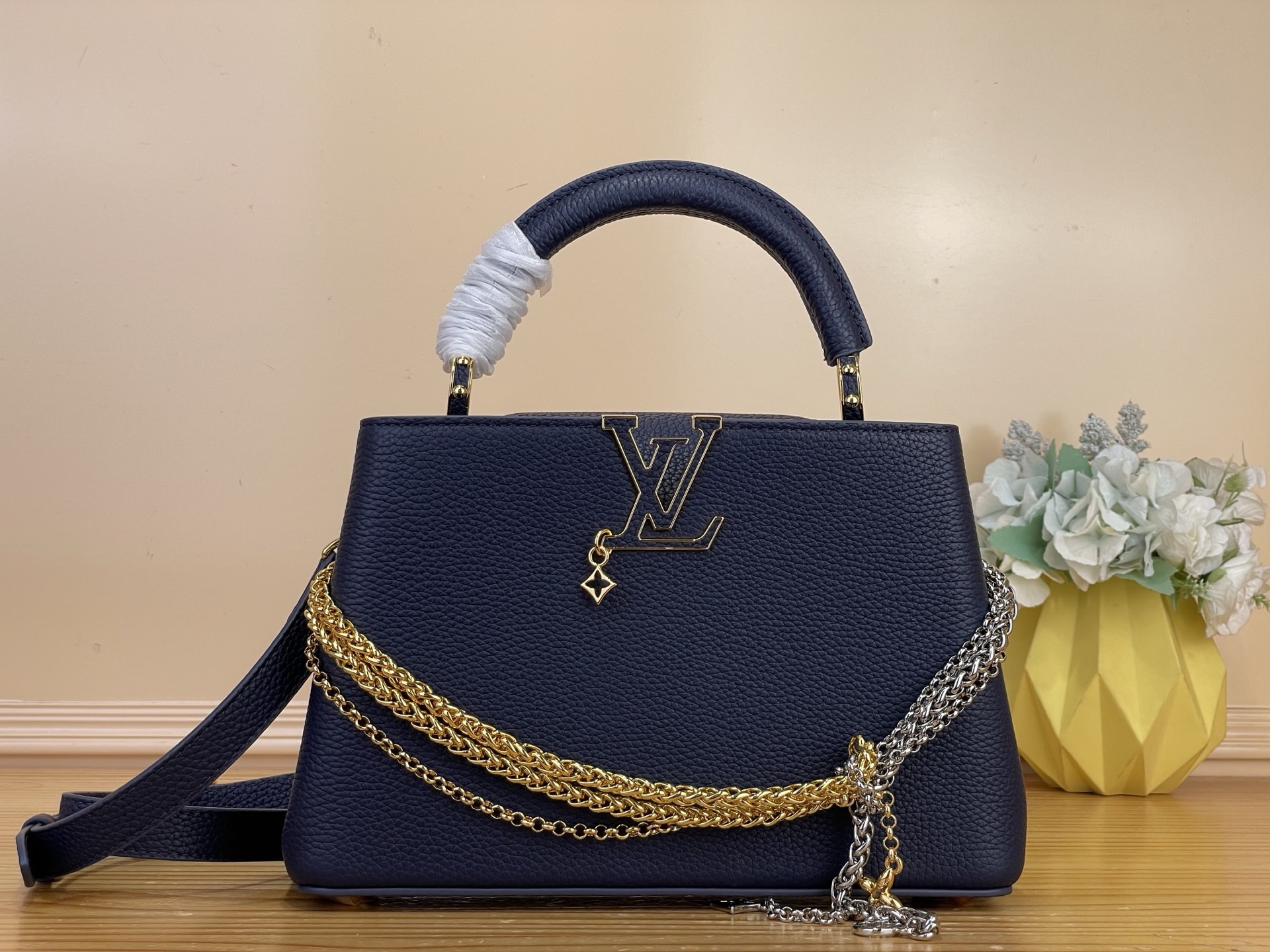 NO:812217,Top original order [CAUCINES bb handbag] m48865 dark blue/tied chain. This Caucines bb handbag is made of fine Taurillon cow leather dip-dyed in deep tones, and paired with a double-plated chain that looks like jewelry, adding an elegant evening option to the Why Knot hl series. Monogram decoration and exquisite beading embellish the chain. The flap can be folded in or out for rich carrying options. Size 27 x 17.3 x 9 cm  135121400 (length x height x width),,cowhide19860909顶级原单【CAUCINES bb手袋】 m48865 深蓝色/绑结链条 本款 Caucines bb手袋为细腻 Taurillon 牛皮革浸染深邃色调,并搭配宛若珠宝的双镀链条,为 Why Knot hl系列增添优雅晚宴佳选.Monogram 装饰与精美珠饰装点链条.可内收或外置的翻盖丰富背携选择. 尺寸27 x 17.3 x 9 厘米 135121400 (长度 x 高 x 宽),,cowhide,Bag