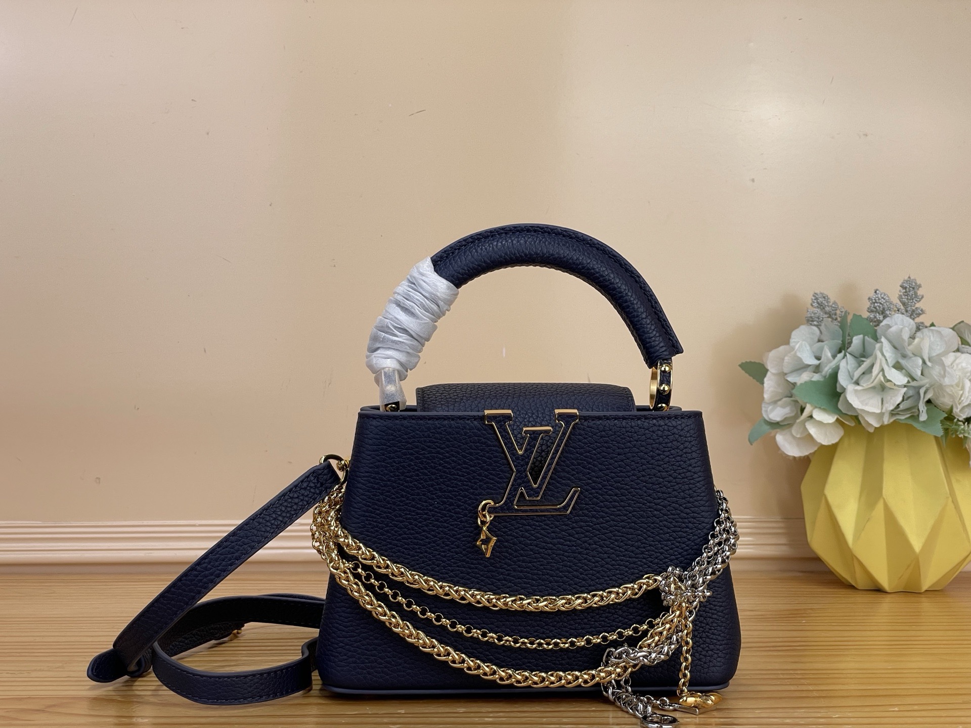 NO:812219,Top original order [CAUCINES mini handbag] m48865 dark blue/tied chain. This Caucines mini handbag is made of fine Taurillon cow leather dip-dyed in deep tones, and paired with a double-plated chain that looks like jewelry, adding an elegant evening option to the Why Knot hl series. Monogram decoration and exquisite beading embellish the chain. The flap can be folded in or out for rich carrying options. Size 13.6 x 21 x 8 cm  125121300 (length x height x width),,cowhide19860909顶级原单【CAUCINES 迷你手袋】 m48865 深蓝色/绑结链条 本款 Caucines 迷你手袋为细腻 Taurillon 牛皮革浸染深邃色调,并搭配宛若珠宝的双镀链条,为 Why Knot hl系列增添优雅晚宴佳选.Monogram 装饰与精美珠饰装点链条.可内收或外置的翻盖丰富背携选择. 尺寸13.6 x 21 x 8 厘米 125121300 (长度 x 高 x 宽),,cowhide,Bag