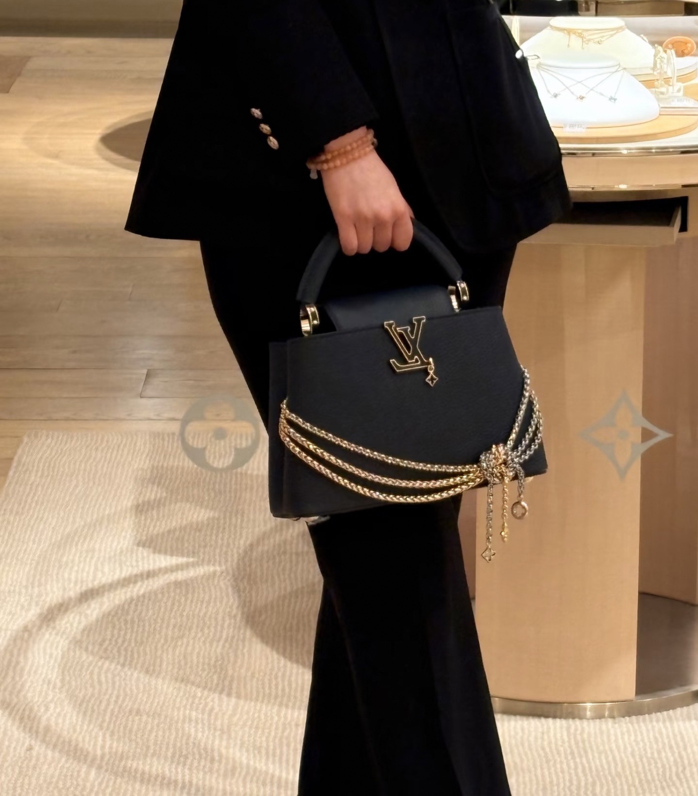 NO:812220,[CAUCINES handbags] m48865 knotted chain model picture,19860909【CAUCINES 手袋】 m48865 绑结链条 模特图,,Bag
