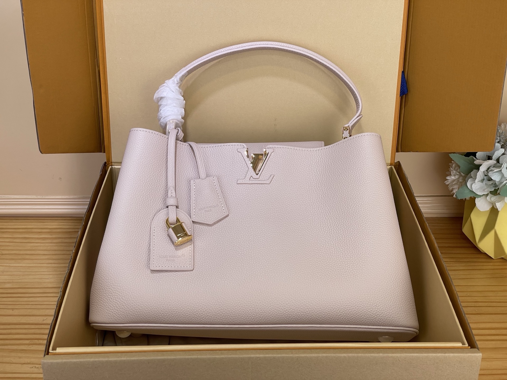 NO:812218,Top original order [Caucines large handbag] M26319] This LV Caucines handbag is made of full-grain Taurillon calfskin, which has a delicate and durable sj feel. It is matched with gold hardware and is low-key and elegant. The iconic V-shaped side ring buckle + floral flap has exquisite details and is highly recognizable!  It can be carried as a hand or crossbody, and can be easily carried on commuting or dating. Size 37.5 x 15.5 x 24 cm 105121150,,louis vuitton,cowhide19860909顶级原单【Caucines 大号手袋】M26319】 本款LV Caucines手袋采用全粒面Taurillon小牛皮,sj手感细腻耐用,搭配金色五金,低调优雅.标志性V形侧环扣+花卉翻盖,细节精致,辨识度超高！手提斜挎都OK,通勤约会都能轻松驾驭. 尺寸37.5 x 15.5 x 24厘米 105121150,,louis vuitton,cowhide,Bag