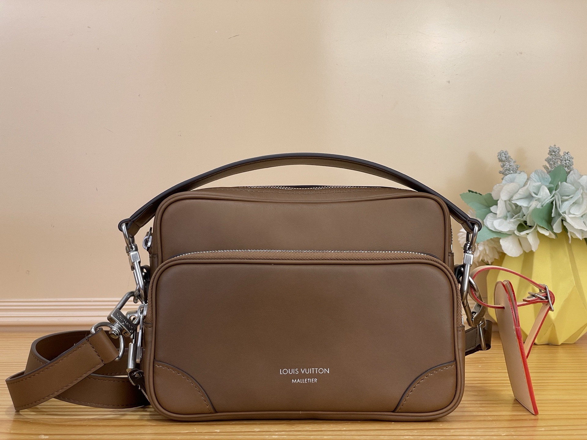 NO:812282,Top original order [NIL messenger bag] m14016 27999 brown/full leather Nil handbag is fashionable and compact, belonging to the Monogram Archive series. The body is made of Monogram jm coated canvas and decorated with cow leather trim. The handbag combines retro details and modern elegance. The corners are reinforced and equipped with harrell Williams' newly launched pearl zipper. The detachable handle and strap are flexible and portable. Size 17.5 x 11 x  25 cm 7518085,,cowhide19860909顶级原单【NIL 邮差包】 m14016 27999 棕色/全皮 Nil 手袋时尚小巧,属于 Monogram Archive 系列,以 Monogram jm涂层帆布制作包身,并饰以牛皮革镶边.手袋融合复古细节与现代雅致格调,包角经过加固,并搭配 harrell Williams 新近推出的珍珠拉链.可拆卸手柄与背带灵活便携. 尺寸17.5 x 11 x 25 厘米 7518085,,cowhide,Bag