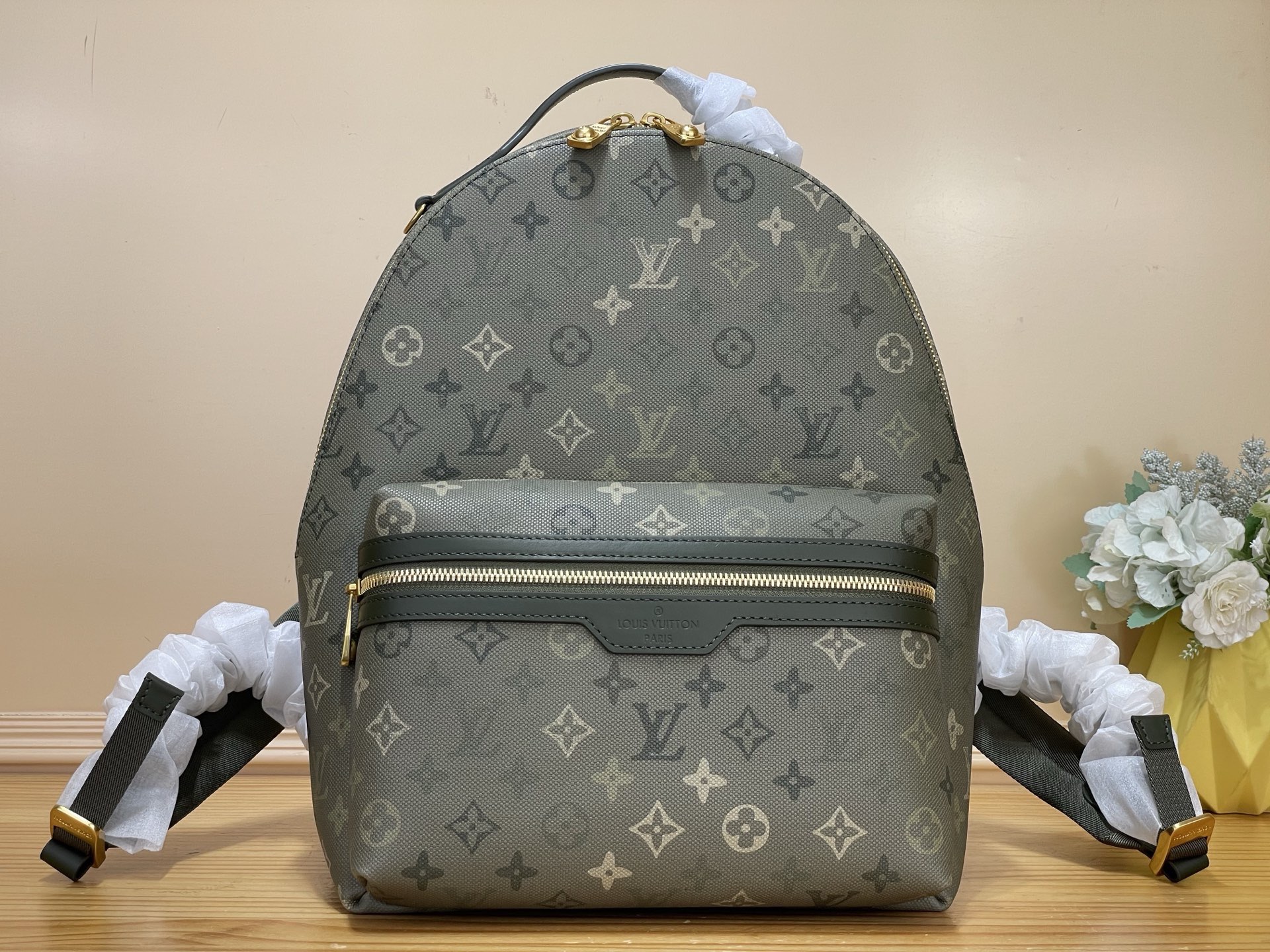 NO:812228,Top Original [Discovery M Backpack] M29769 Army Green This Discovery M hx backpack is made of coated canvas with Monogram pattern, and its main body is khaki green. It has a front zipper pocket for quick access to frequently used items; there are also two open side pockets, a sturdy handle and two comfortable shoulder straps, providing a variety of carrying methods. Dimensions 30x 40 x 20.7018085,19860909顶级原单【Discovery M 双肩包】M29769 军绿色 本款 Discovery M hx双肩包带有 Monogram 图案的涂层帆布制成,其主体为卡其绿色.它设有前部拉链口袋,方便快速取用常用物品；还有两个敞开的侧口袋、一个坚固的提手以及两条舒适的肩带,提供了多种携带方式. 尺寸 30x 40 x 20.7018085,,Bag