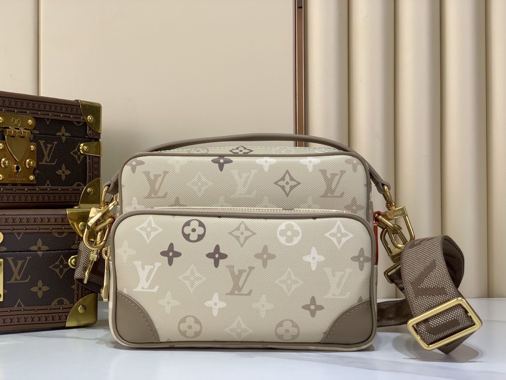 NO:812335,Top original order [NIL handbag] m29273 apricot gray/gradient silk screen This Nil handbag is made of Monogram Surlus hx canvas, with elegant colors echoing the soft tones of nature. The embossing process gives the canvas fabric texture, and the changes in the depth of the Monogram pattern create a camouflage-like visual effect. The detachable top handle and adjustable shoulder strap allow for multiple carrying methods. Dimensions 25 x 17.5 x 11 cm 5416055  (length x height x width),19860909顶级原单【NIL 手袋】 m29273 杏灰色/渐变丝印 本款 Nil 手袋取材 Monogram Surlus hx帆布,以优雅色彩呼应大自然的柔和色调.压印工艺赋予帆布织物肌理,Monogram 图案的深浅变化营造出迷彩般的视觉效果,可拆卸顶部手柄和可调节肩带实现多种背携方式. 尺寸25 x 17.5 x 11 厘米 5416055 (长度 x 高 x 宽),,Bag