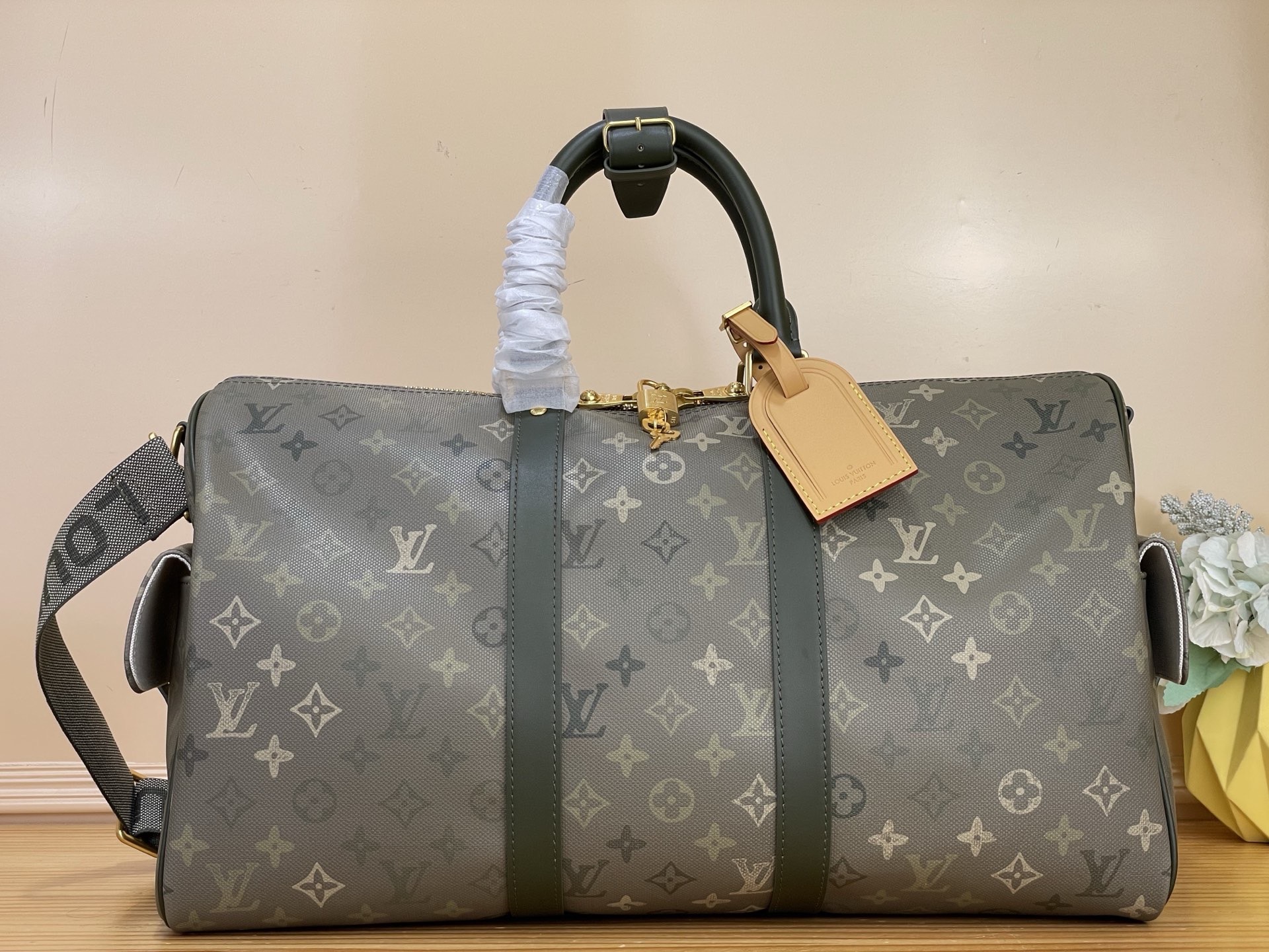 NO:812223,Top original order [KEEALL BANDOULIRE 45 Travel Bag] m29158 Army Green/Silk Screen This Keeall Bandoulière 45 travel bag is made of Monogram Surlus hx canvas, which is exquisitely embossed to create a fabric-like trompe l'oeil effect. The same material outlines the cowhide trim and leather nameplate, and the unique colors and pockets on both sides add exquisite details. Dimensions 45 x 27 x 20 cm  8719095 (length x height x width),,cowhide19860909顶级原单【KEEALL BANDOULIRE 45 旅行袋】 m29158 军绿色/丝印 本款 Keeall Bandoulière 45 旅行袋采用 Monogram Surlus hx帆布,以精巧压纹工艺呈现织物般的错视效果.相同材质勾勒牛皮革饰边和皮革名牌,别致色调和两侧口袋再添考究细节. 尺寸45 x 27 x 20 厘米 8719095 (长度 x 高 x 宽),,cowhide,Bag