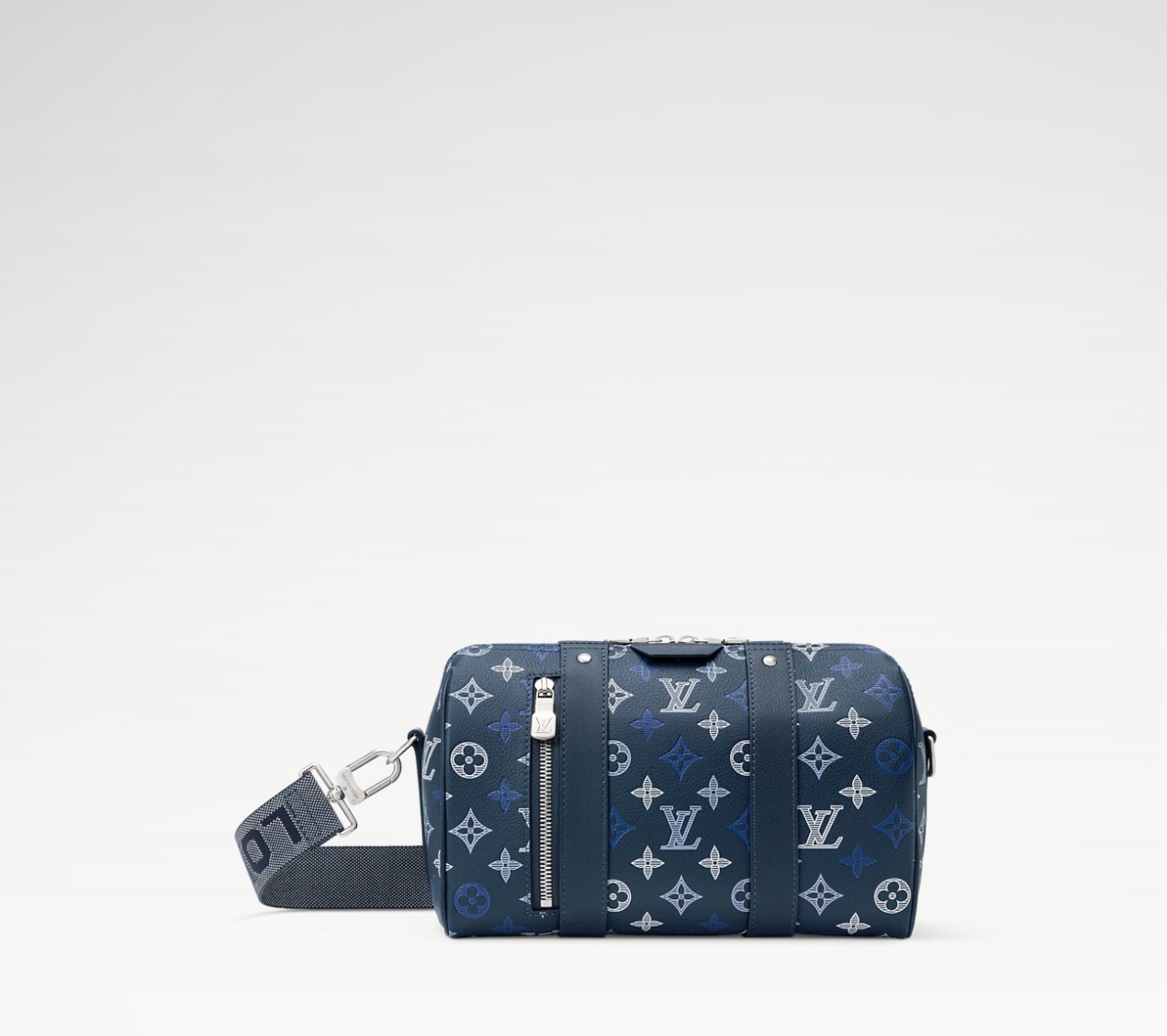 NO:812385,Top original item [City Keeall handbag] M28617 dark blue/gradient silk screen. Made of Monogram Shadow cow leather, the Monogram Lt embossing is painted with a gradient color using a triple silk screen process, with fabric lining, cow leather trim and distressed metal parts. The zippered front pocket is convenient for accessing accompanying items, and the detachable and adjustable shoulder strap allows for shoulder and cross-body wear. Size 27.5 x 16.5 x  15 cm 6518075,,cowhide19860909顶级原单【City Keeall 手袋】M28617 深蓝色/渐变丝印 选用 Monogram Shadow 牛皮革,以三重丝印工艺为 Monogram Lt压纹绘上渐变色彩,搭配织物内衬、牛皮革饰边和做旧金属件.拉链前袋方便取放随行物品,可拆卸并调节的肩带实现肩背和斜挎体验. 尺寸 27.5 x 16.5 x 15厘米 6518075,,cowhide,Bag