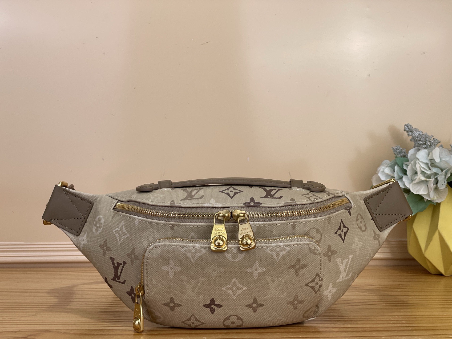 NO:812330,Top original item [RUSH waist bag] m29274 apricot gray/gradient silk screen This Rush waist bag is made of Monogram Surlus coated canvas, with dazzling zippers and adjustable fabric shoulder straps. The zippered front pocket is easy to access what you need on the go, and the main compartment can easily accommodate daily items such as wallets and mobile phones. It can be worn on the waist, cross-body or shoulder. Dimensions 30 x 15 x 8 cm 5016065 (length x  height x width),19860909顶级原单【RUSH 腰包】 m29274 杏灰色/渐变丝印 本款 Rush 腰包取材 Monogram Surlus 涂层帆布,搭配耀目拉链和可调节织物肩带.拉链前袋便于取用随行所需,主隔层可轻松容纳钱夹、手机等日常物品,系腰、斜挎或肩背皆宜. 尺寸30 x 15 x 8 厘米 5016065 (长度 x 高 x 宽),,Bag