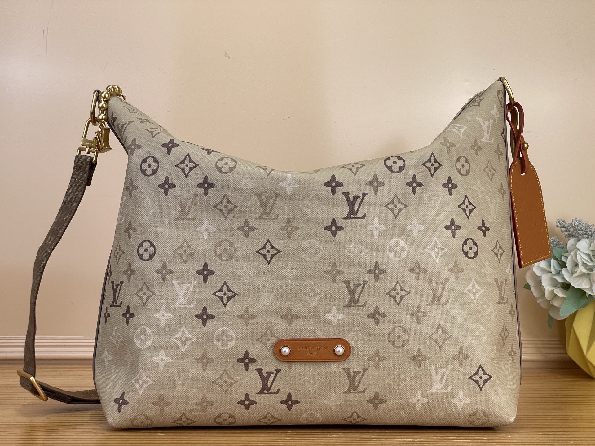 NO:812324,Top original order [VAGABOND HOBO handbag] m26931 apricot gray/gradient silk screen This Vagabond Hobo M handbag is made of Monogram Surlus hx coated canvas, which is embossed to create a trompe l'oeil effect like a woven fabric without losing the light texture. Ample interior space includes a zipper bag. Dimensions 41 x 32 x 11 cm 6518075 (length x height x width),19860909顶级原单【VAGABOND HOBO 手袋】 m26931 杏灰色/渐变丝印 本款 Vagabond Hobo M 手袋采用 Monogram Surlus hx涂层帆布,经由压印工艺营造仿若编织织物般的错视效果,同时不失轻盈质感.充裕内部空间囊括拉链袋. 尺寸41 x 32 x 11 厘米 6518075 (长度 x 高 x 宽),,Bag