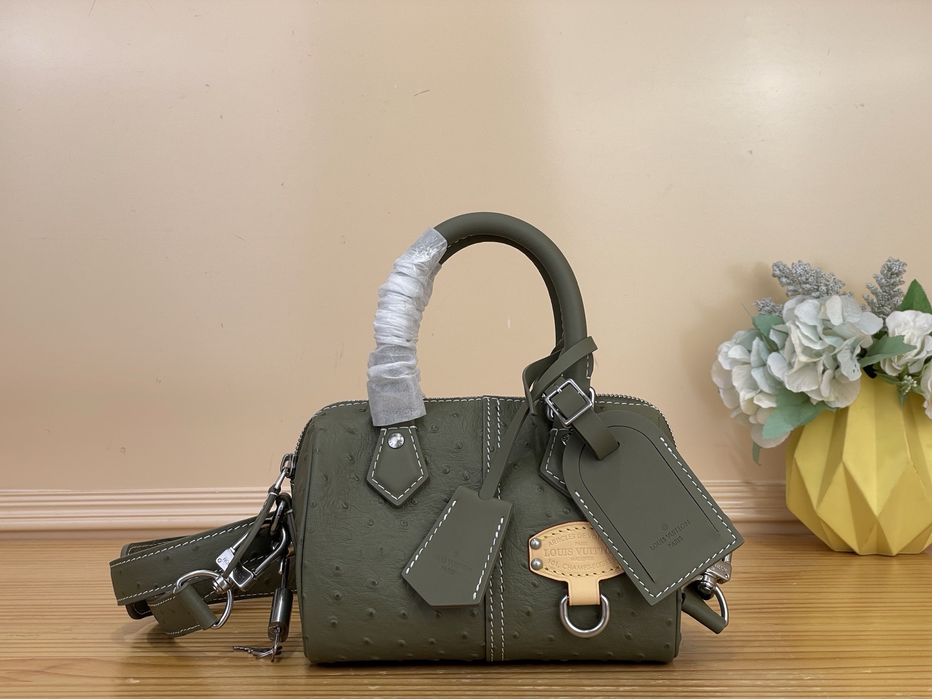 NO:812231,Top original item [Seedy Bandoulière 20 Handbag] Green/Color Blocking (ostrich pattern) M89151 This Seedy Bandoulière 20 Monogram Leather handbag is made of soft cow leather, with the Monogram sj pattern to reproduce the sophisticated look and feel of the canvas print. The dazzling metal parts, sheepskin lining and nameplate jointly prove creative director harrell Williams' unremitting pursuit of details. Size 22 x 14 x  17.5 cm.6817075 (length x height x width),,cowhide,sheepskin19860909顶级原单【Seedy Bandoulière 20 手袋】 绿色/拼色（鸵鸟纹）M89151 本款 Seedy Bandoulière 20 Monogram Leather 手袋选用柔软牛皮革,以 Monogram sj图案重现帆布印花的考究观感.耀目金属件、羊皮革内衬和铭牌共同印证创意总监 harrell Williams 对细节的不懈追求. 尺寸22 x 14 x 17.5 厘米.6817075 (长度 x 高 x 宽),,cowhide,sheepskin,Bag