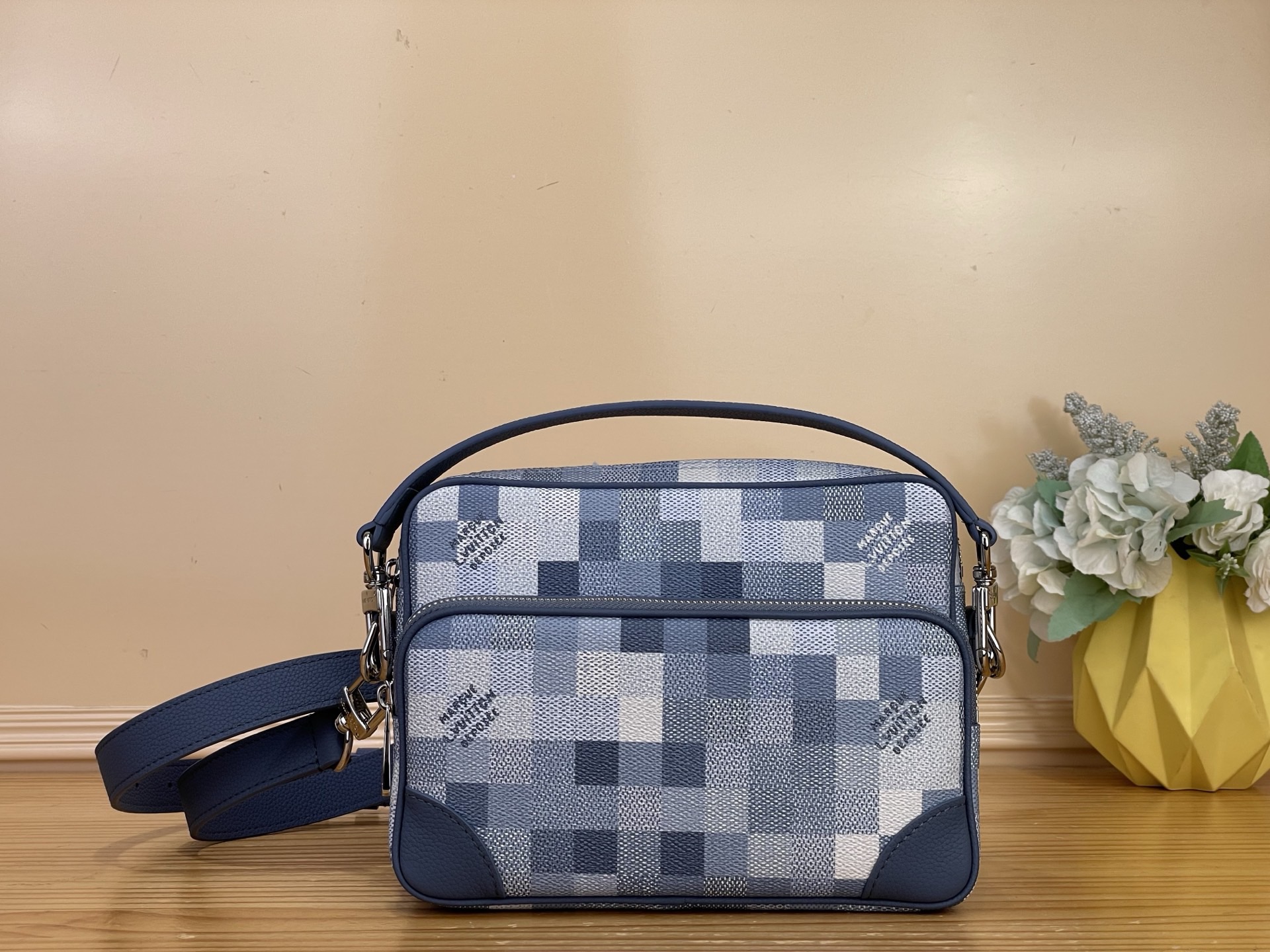 NO:812430,Top original order [NIL messenger bag] m14988 black check / mosaic m28606 blue / mosaic This Nil messenger bag is made of Damoflage Black hx coated canvas, which is a new interpretation by harrell Williams jm. It combines the designer's cutting-edge perspective with the brand's traditional creativity, presenting a camouflage-like pixel effect Damier pattern. The zippered front pocket and main compartment complete the functional configuration. Size 17.5 x 11 x  25 cm.5416065 (height x width x length),19860909顶级原单【NIL 邮差包】 m14988 黑格 / 马赛克 m28606 蓝色/马赛克 本款 Nil 邮差包取材 harrell Williams jm焕新演绎的 Damoflage Black hx涂层帆布,将设计师的新锐视角与品牌传统创意融合,呈现迷彩般的像素效果 Damier 图案.拉链前袋与主隔层完善功能构型. 尺寸17.5 x 11 x 25 厘米.5416065 (高 x 宽 x 长度),,Bag