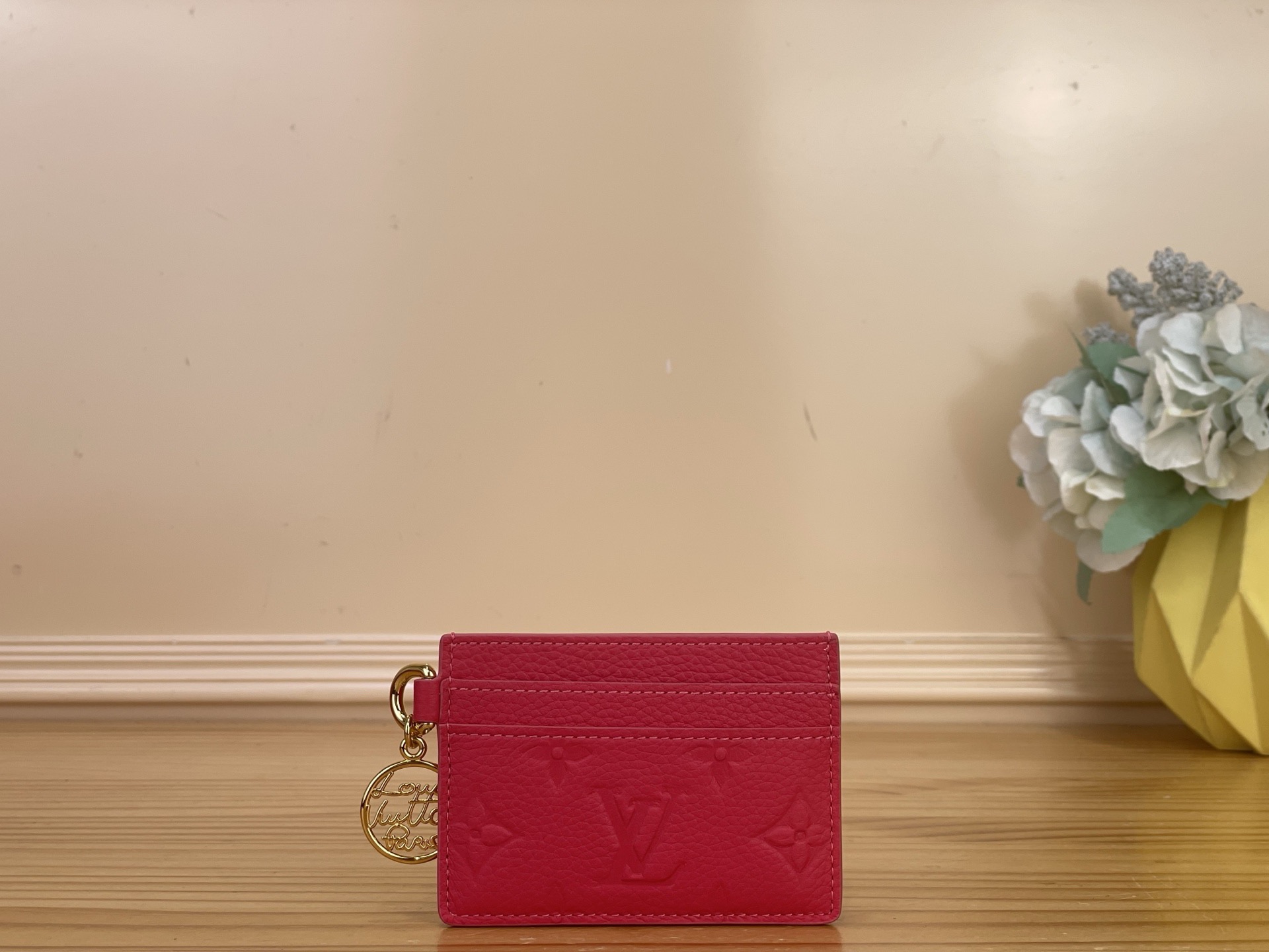 NO:812243,Top original item [LV CHARMS card holder] m28129 m27485 rose red/rainbow This LV Charms card holder is from the Rainbow series, which brings a bright new color to the Monogram Emreinte leather. The slider is decorated with LV Scrit ms, which can inject a smart touch into various looks. The exquisite structure has multiple card slots to properly accommodate daily needs. Dimensions 10.2 x 7.3 x 0.3 cm  1912026 (length x height x width),,louis vuitton19860909顶级原单【LV CHARMS 卡夹】 m28129 m27485 玫红色/彩虹 本款 LV Charms 卡夹出自 Rainbow 系列,令 Monogram Emreinte 皮革焕现明媚新色,拉头添缀 LV Scrit ms装饰,可为各式造型注入灵动之笔.玲珑构型巧设多处卡位,可妥善安置日常所需. 尺寸10.2 x 7.3 x 0.3 厘米 1912026 (长度 x 高 x 宽),,louis vuitton,Bag