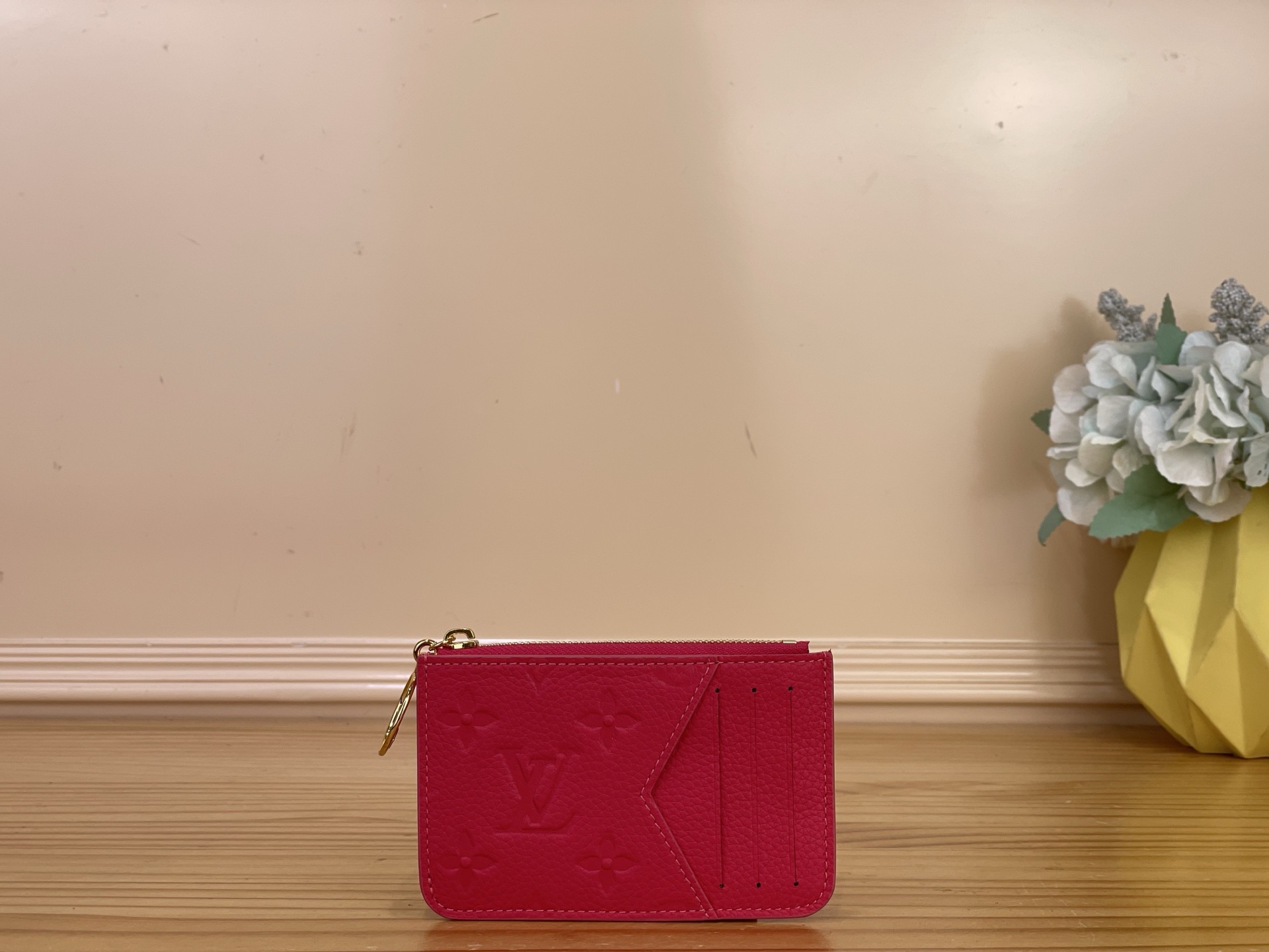 NO:812241,Top original item [ROMY Card Holder] m27668 m27667 Rose Red/Rainbow Rainbow Series Romy Card Holder is dip-dyed with Louis Vuitton's iconic Monogram Emreinte leather in brilliant colors, and then opens the zipper with LV-Scrit ms logo, showing an elegant atmosphere everywhere. The compact structure has pockets and card slots to accommodate cards, coins and banknotes. Dimensions 12 x 8 x 0.8 cm 1912027 (length  x height x width),,louis vuitton,louis vuitton19860909顶级原单【ROMY 卡夹】 m27668 m27667 玫红色/彩虹 Rainbow 系列 Romy 卡夹为路易威登标志性的 Monogram Emreinte 皮革浸染绚丽色彩,再以 LV-Scrit ms标识开启拉链,处处流露雅致气息.紧凑构型设有口袋和卡位,可容纳卡片、硬币和纸钞. 尺寸12 x 8 x 0.8 厘米 1912027 (长度 x 高 x 宽),,louis vuitton,louis vuitton,Bag