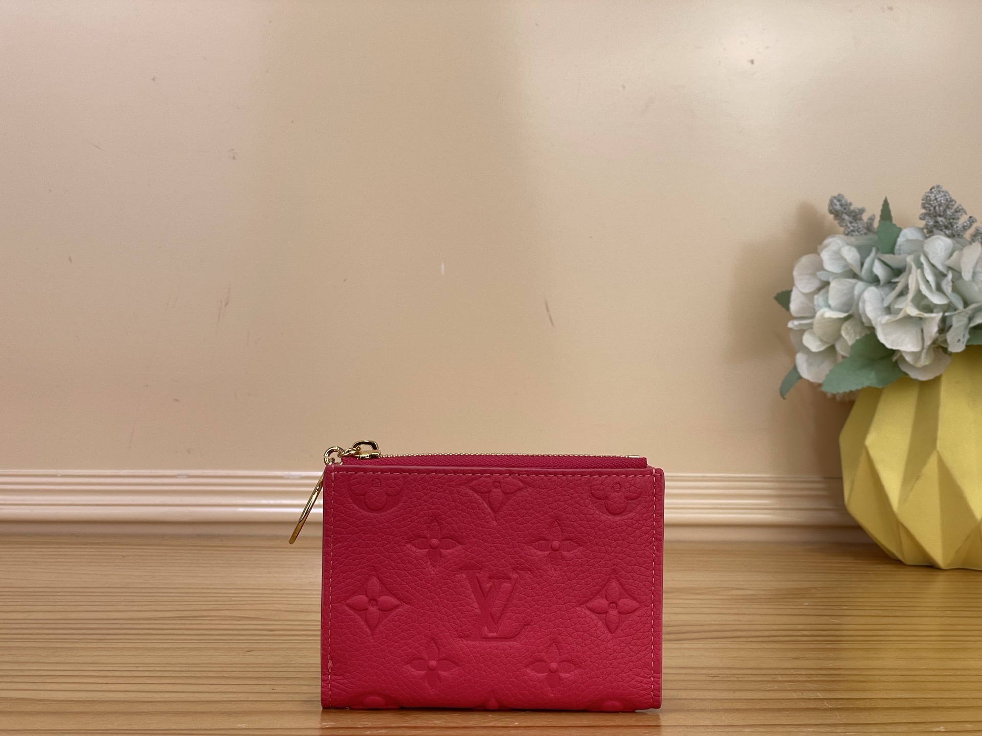 NO:812239,Top original item [LISA Wallet] m27488 m28271 Rose Red/Rainbow This Lisa wallet is from the Rainbow series. It is dip-dyed with Monogram Emreinte ms leather in interesting bright colors, and the LV Scrit decoration is transformed into a metal puller. The pockets and card slots form a neat internal space, which can store change, banknotes, cards and other personal items in an orderly manner. Size 9 x 11.5 x 1.5 cm 2113028  (length x height x width),,louis vuitton19860909顶级原单【LISA 钱夹】 m27488 m28271 玫红色/彩虹 本款 Lisa 钱夹出自 Rainbow 系列,为 Monogram Emreinte ms皮革浸染趣意亮色,再令 LV Scrit 装饰化身金属拉头.口袋与卡位构成工整内部空间,有序收纳零钱、纸币、卡片等随身物品. 尺寸9 x 11.5 x 1.5 厘米 2113028 (长度 x 高 x 宽),,louis vuitton,Bag