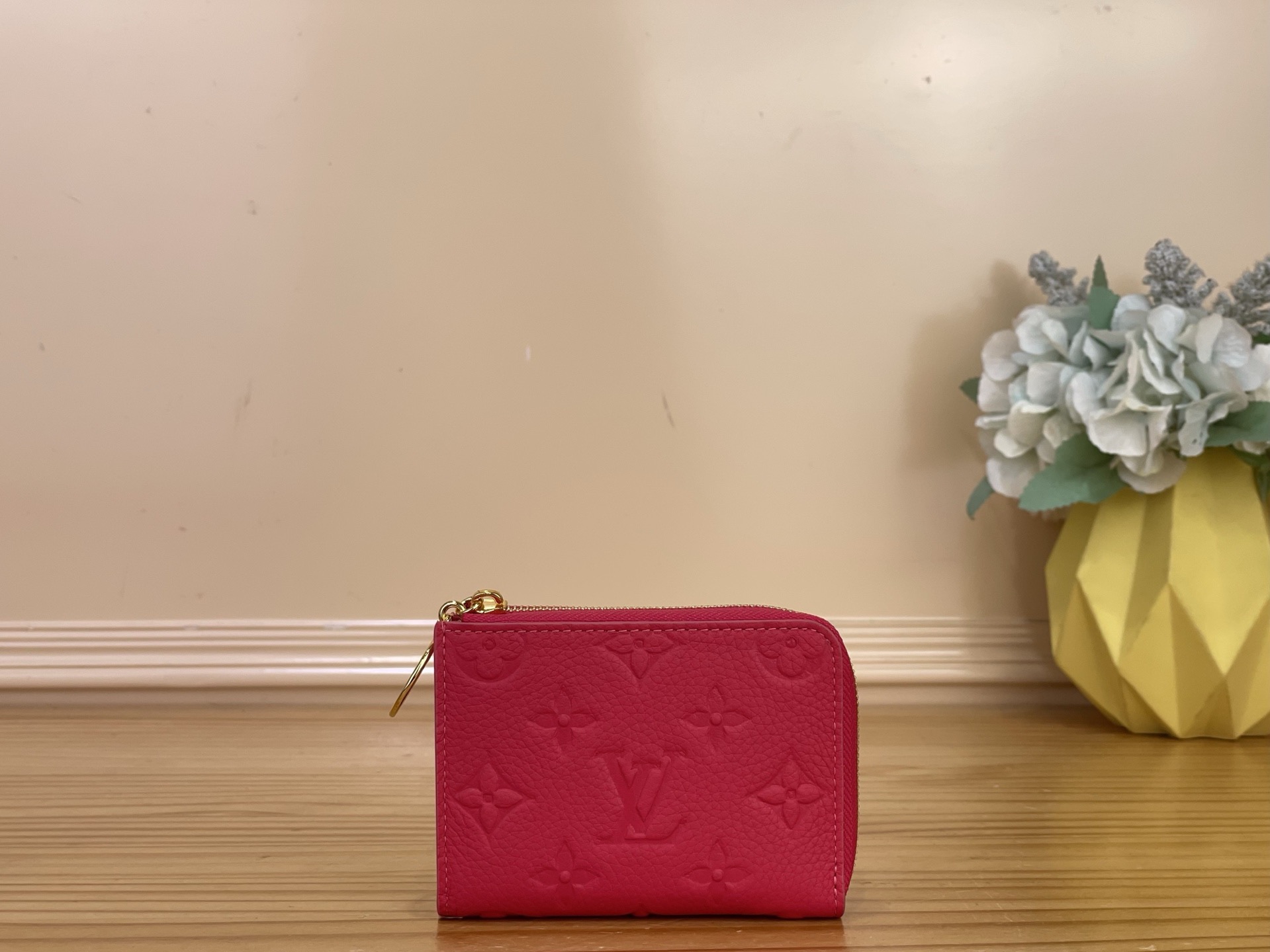 NO:812238,Top original item [Pocket Card Holder Coin Purse] m27669 m27670 Rose Red/Rainbow The bright 'Wallet Noah Compact' that appeared in the 'Rainbow' series. It uses Monogram Amlant ms leather that symbolizes the Maison, and the zipper pull is decorated with a timeless gold charm that imitates the LV script. It has a folding pocket and 6 slots that can safely store cards. It is a small and practical item. Size 11 x 8.5 x 1.5 cm  2313035 (width x height x sides),,louis vuitton,wallets19860909顶级原单【口袋卡夹零钱包】m27669 m27670 玫红色/彩虹 “彩虹”系列中登场的鲜艳的“钱包·诺亚 紧凑型”.使用了象征Maison的Monogram·Amlant ms皮革,拉链拉手上装饰了模仿LV脚本的永恒的金色吊饰.带有折叠口袋和可以安全收纳卡片的6个插槽,小巧而实用的物品. 尺寸11 x 8.5 x 1.5厘米 2313035（宽x高x边）,,louis vuitton,wallets,Bag