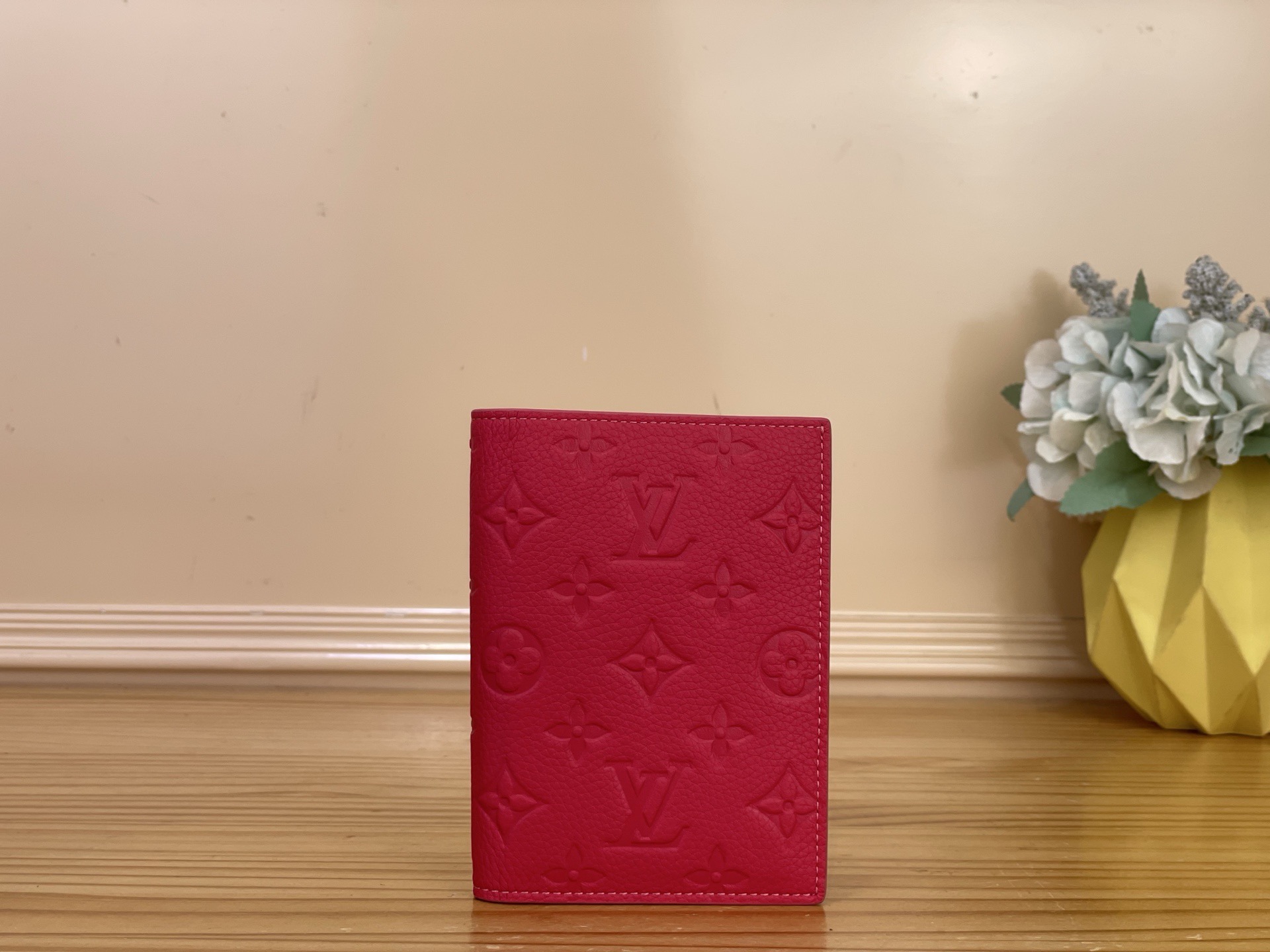 NO:812237,Top original item [Passport Case] ​​m27678 m27677 Rose Red/Rainbow Louis Vuitton's classic passport case launches the Rainbow version, which renders the iconic Monogram Emreinte ms leather with gorgeous colors. The inner pocket and card slot can safely store travel documents and cards. Dimensions 10 x 14 x 2.5 cm 1912027 (length x height x),, louis vuitton19860909顶级原单【护照套】 m27678 m27677 玫红色/彩虹 路易威登经典护照套推出 Rainbow 彩虹版本,为标志性 Monogram Emreinte ms 皮革渲染绮丽色彩.内里口袋和卡位可稳妥收纳旅行证件和卡片. 尺寸10 x 14 x 2.5 厘米 1912027 (长度 x 高 x）,,louis vuitton,Bag