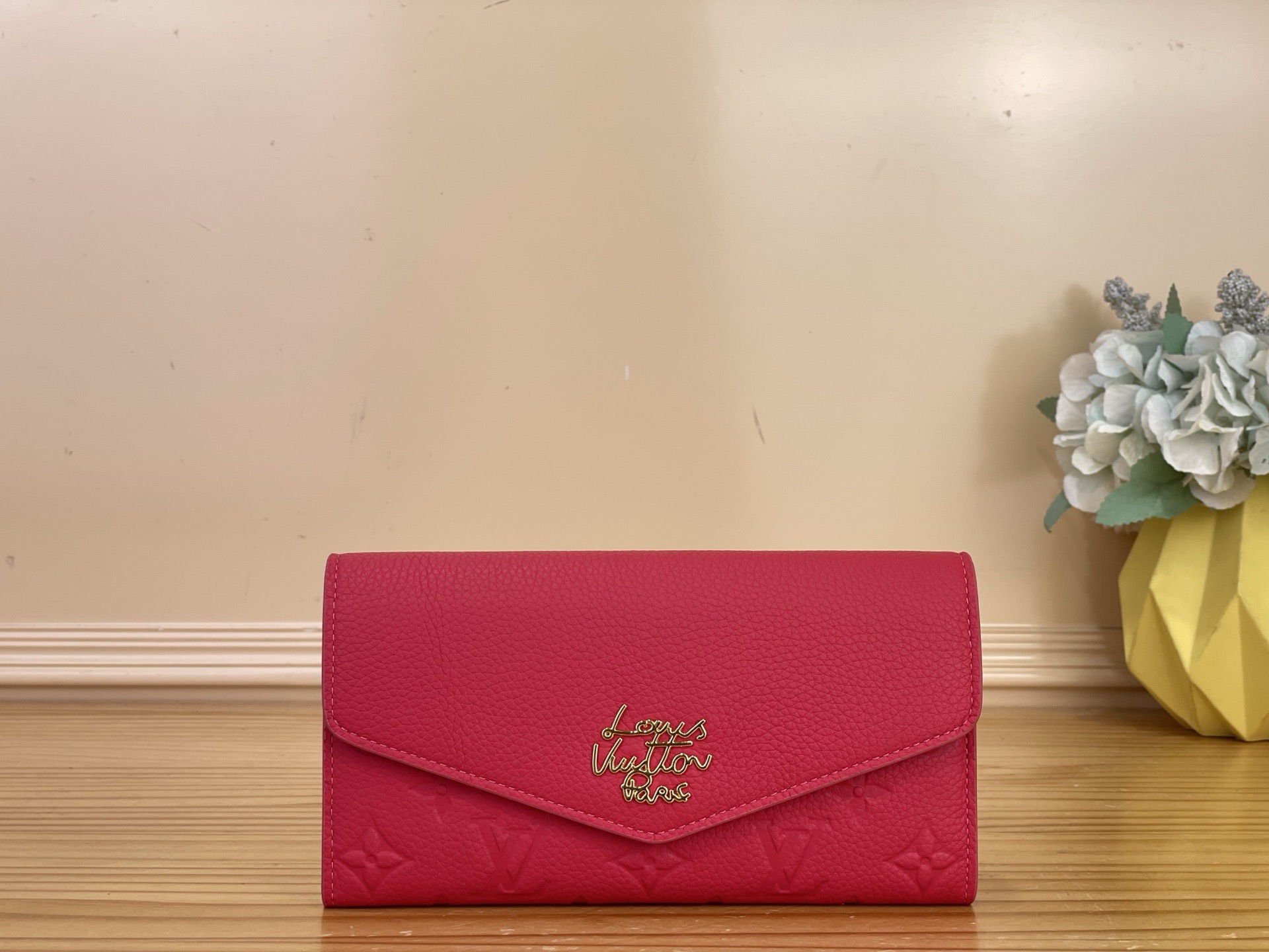 NO:812235,Top original item [Sarah Wallet] m27664 Rose Red/Rainbow This Sarah Wallet is made of Monogram Emreinte leather embossed with the classic Monogram ms pattern, with an envelope-style flap to open the credit card compartment and zippered coin pocket. Size 19 x 10.5 x 2 cm 3415055,19860909顶级原单【Sarah 钱夹】 m27664 玫红色/彩虹 本款 Sarah 钱夹为 Monogram Emreinte 皮革压印经典 Monogram ms图案,以信封式翻盖开启信用卡卡片夹层和拉链零钱袋. 尺寸19 x 10.5 x 2 厘米 3415055,,Bag