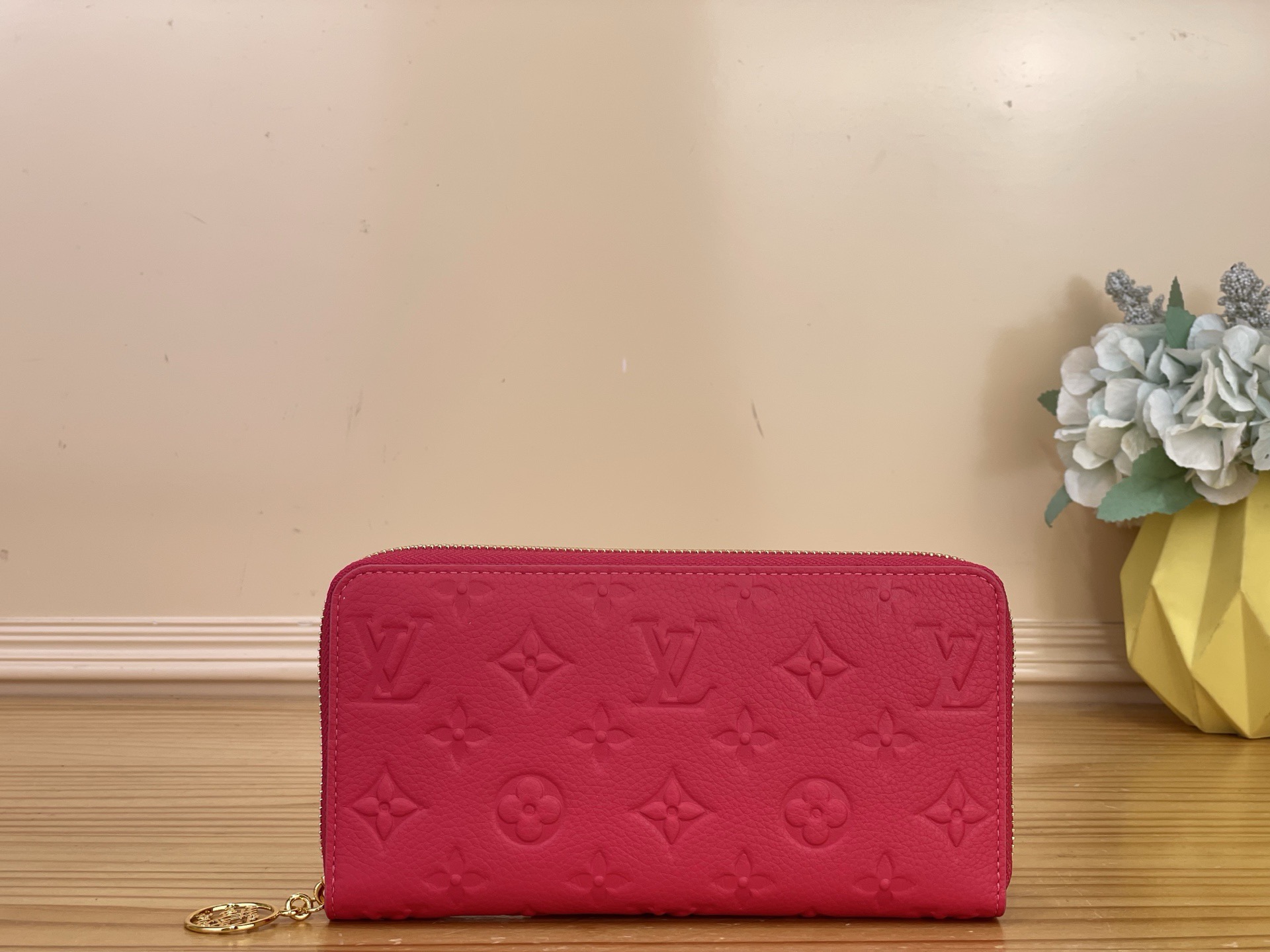 NO:812233,Top original item [ziy zipper wallet] m27715 m28294 rose red/rainbow The iconic 'Ziy wallet' is reinterpreted as part of the 'Rainbow' series. Monogram·Amlant that symbolizes Maison  ms leather is finished in a vibrant shade of apple green. The design combines style and functionality, and the interior is equipped with 12 card slots in addition to 3 compartments containing multiple pockets for coins and banknotes. The zipper pull imitating the LV script compliments the Maison's craftsmanship and adds to the impression of elegance. Dimensions 19.5 x 10.5 x 2.5 cm 3514046 (width x height x sides),, louis vuitton, wallets19860909顶级原单【ziy 拉链钱夹】m27715 m28294 玫红色/彩虹 作为“彩虹”系列的一部分被重新诠释的标志性的“Ziy钱包”.象征Maison的Monogram·Amlant ms皮革以鲜艳的苹果绿色的色调完成.设计兼具风格和功能性,内部除了包含硬币和纸币的多个口袋在内的3个隔间外,还配备了12个卡槽.模仿LV脚本的拉链拉手赞美Maison的匠人技艺,增添了优雅的印象. 尺寸19.5 x 10.5 x 2.5厘米 3514046（宽x高x边）,,louis vuitton,wallets,Bag