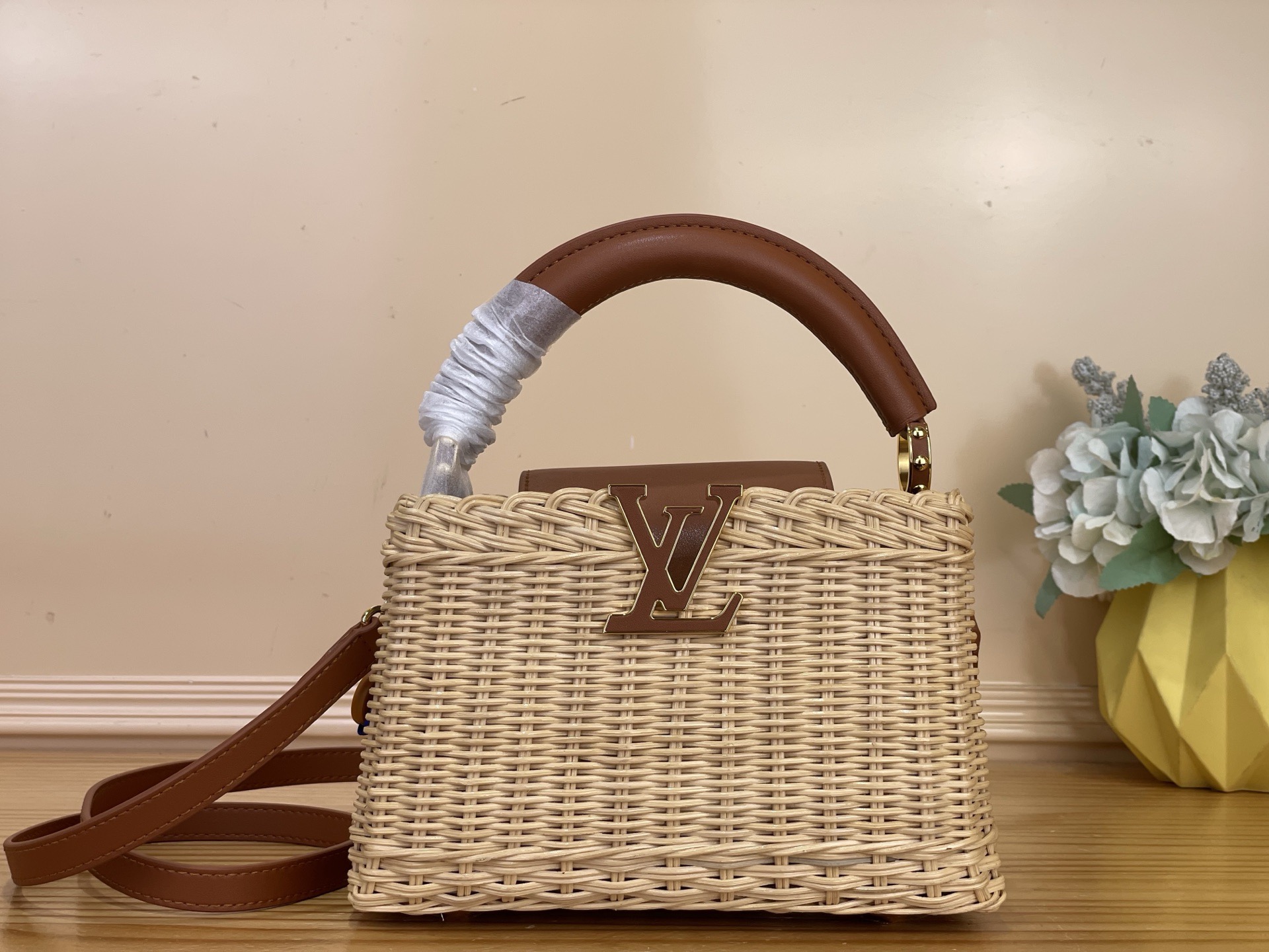 NO:812275,Top original order [CAUCINES mini handbag] m48865 woven/brown This Caucines mini handbag draws inspiration from the icnic hl hard case launched by Louis Vuitton in 1892, and is full of rich summer style. The rattan bag body requires several days of ingenious weaving to complete, and the leather trim and dazzling LV letters complete the details. It can be worn cross-body, shoulder or handheld. Size 21 x 8 x 14  cm.1151121250 (height x width x length),,louis vuitton,louis vuitton19860909顶级原单【CAUCINES 迷你手袋】 m48865 编织/棕色 本款 Caucines 迷你手袋向路易威登于 1892 年推出的 icnic hl硬箱汲取灵感,洋溢浓郁夏日风情.藤条包身需要数天的匠心编织方可完成,皮革饰边和耀目 LV 字母完善细节,斜挎、肩背或手提皆宜. 尺寸21 x 8 x 14 厘米.1151121250 (高 x 宽 x 长度),,louis vuitton,louis vuitton,Bag