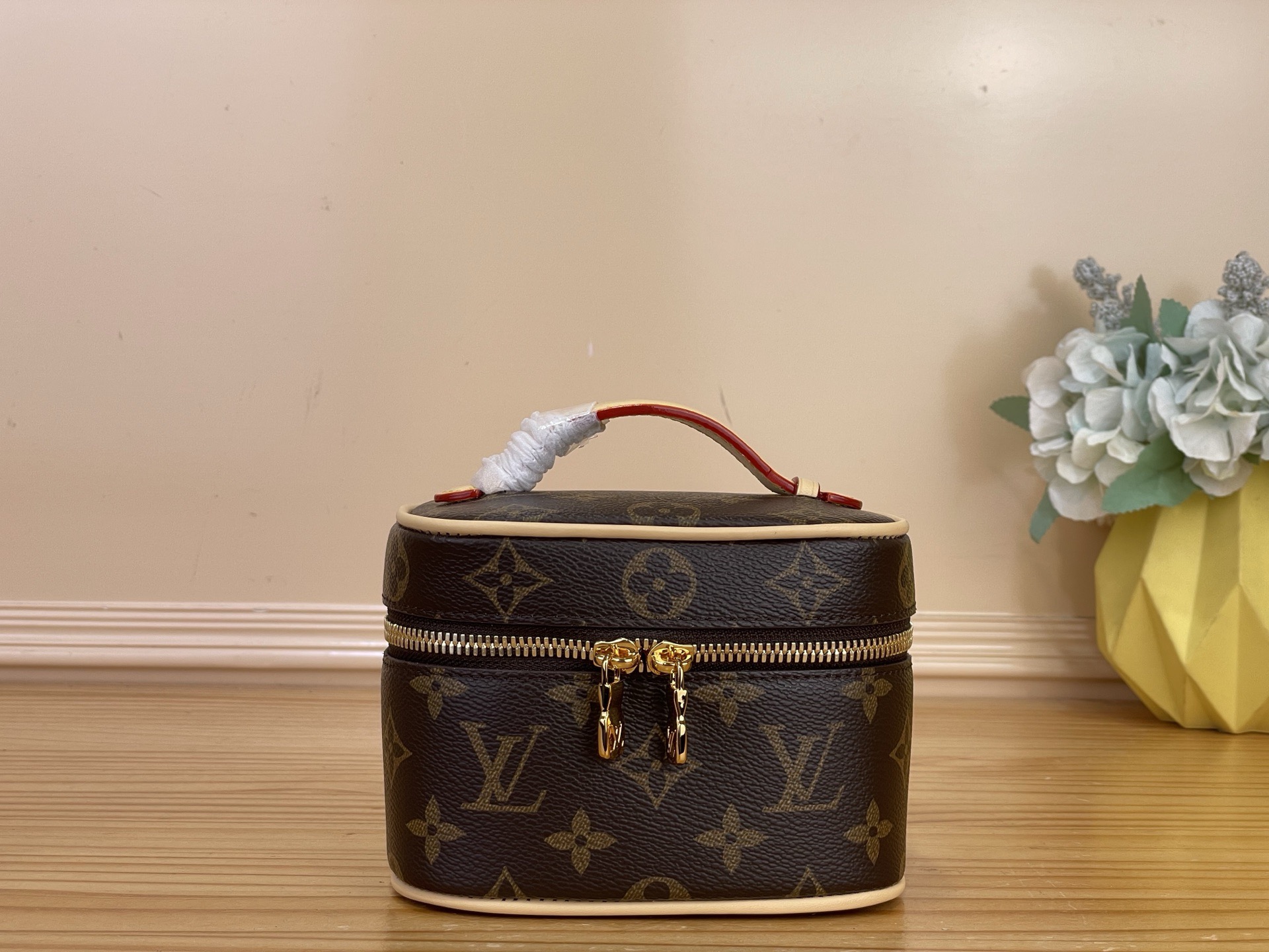 NO:812244,Top original order [NICE NANO BIJOUX jewelry box] m15354 Presbyopia This Nice Nano Bijoux ms jewelry box can provide a good choice for jewelry lovers to take with them. Monogram canvas with cow leather trim and dazzling metal parts. The inner compartment is equipped with a removable seat pillow, which can store rings, bracelets or watches. The inner pocket of the lid is suitable for storing slim necklaces, bracelets and other accessories. Size 14 x 10.2 x 8.5 cm  3614045 (length x height x width),,necklace,bracelet,ring,bracelet,cowhide19860909顶级原单【NICE NANO BIJOUX 珠宝箱】 m15354 老花 本款 Nice Nano Bijoux ms珠宝箱可为珠宝爱好者提供随行佳选.Monogram 帆布搭配牛皮革饰边与耀目金属件.内里隔层配有可拆卸座枕,可存放戒指、手镯或腕表.箱盖内口袋适宜收纳纤细项链与手链等饰品. 尺寸14 x 10.2 x 8.5 厘米 3614045 (长度 x 高 x 宽),,necklace,bracelet,ring,bracelet,cowhide,Bag