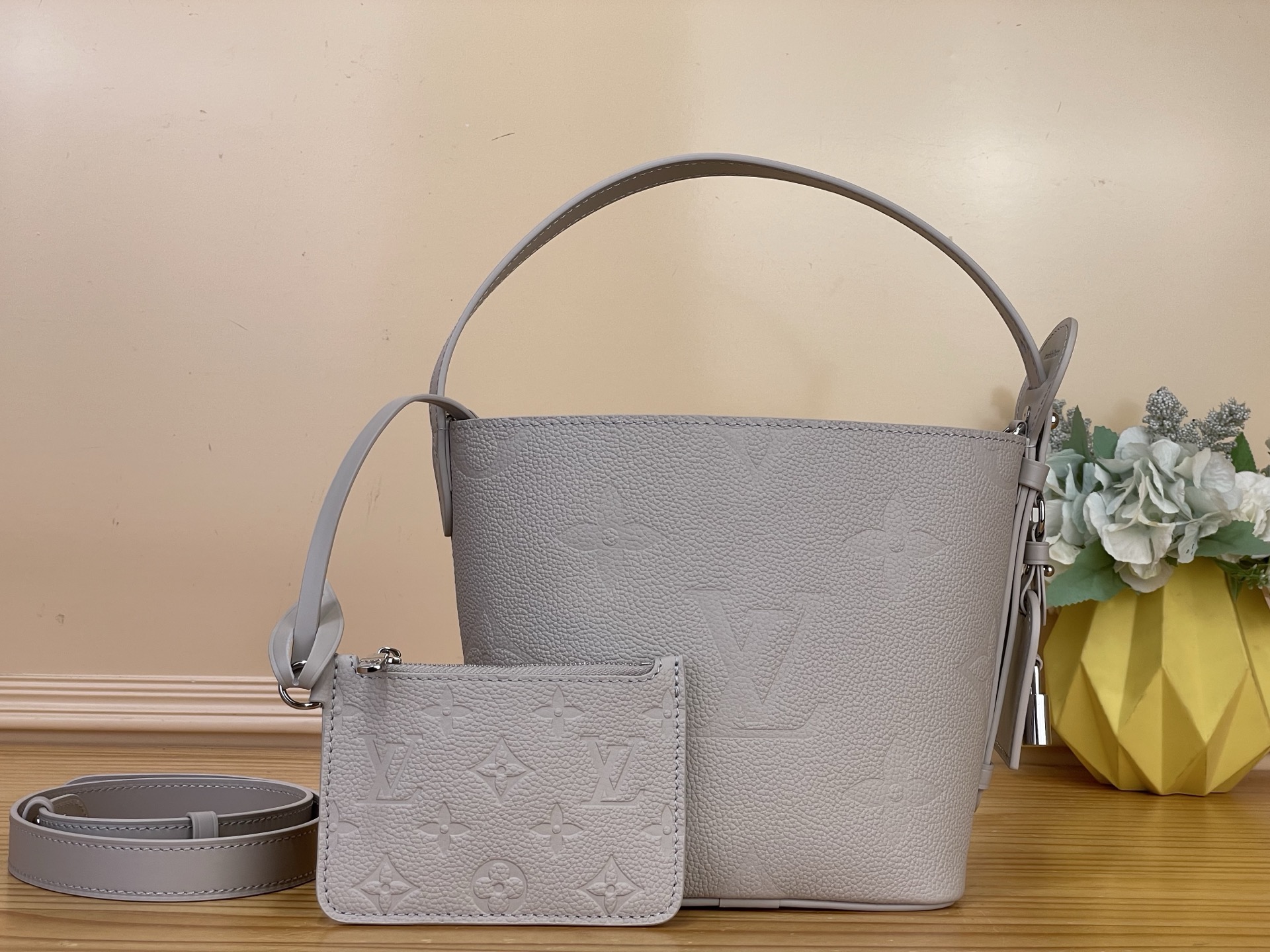 NO:812234,Top Original [All IN BB Bucket Bag] M13480 28342 Light Gray (Embossed) This style is updated for the season in an elegant bloom gray, perfect for work and weekends. It is made of signature Monogram Emreinte ys leather, decorated with exquisite silver hardware and a removable crossbody bag with signature details including the iconic name tag and padlock, and there is a zipper bag inside that can be used separately. Size 16 x18  x12 cm 7618075, satchels, crossbody bags19860909顶级原单【All IN BB 水桶手袋】M13480 28342 浅灰色（压花） 本款为当季更新,采用优雅的布鲁姆灰色,非常适合工作和周末.它由标志性Monogram Emreinte ys皮革制成,饰有精致的银色五金件和可拆卸的斜挎包带签名细节包括标志性的姓名标签和挂锁,里面还有一个可以单独使用的拉链袋 尺寸 16 x18 x12 厘米 7618075,,satchels,crossbody bags,Bag