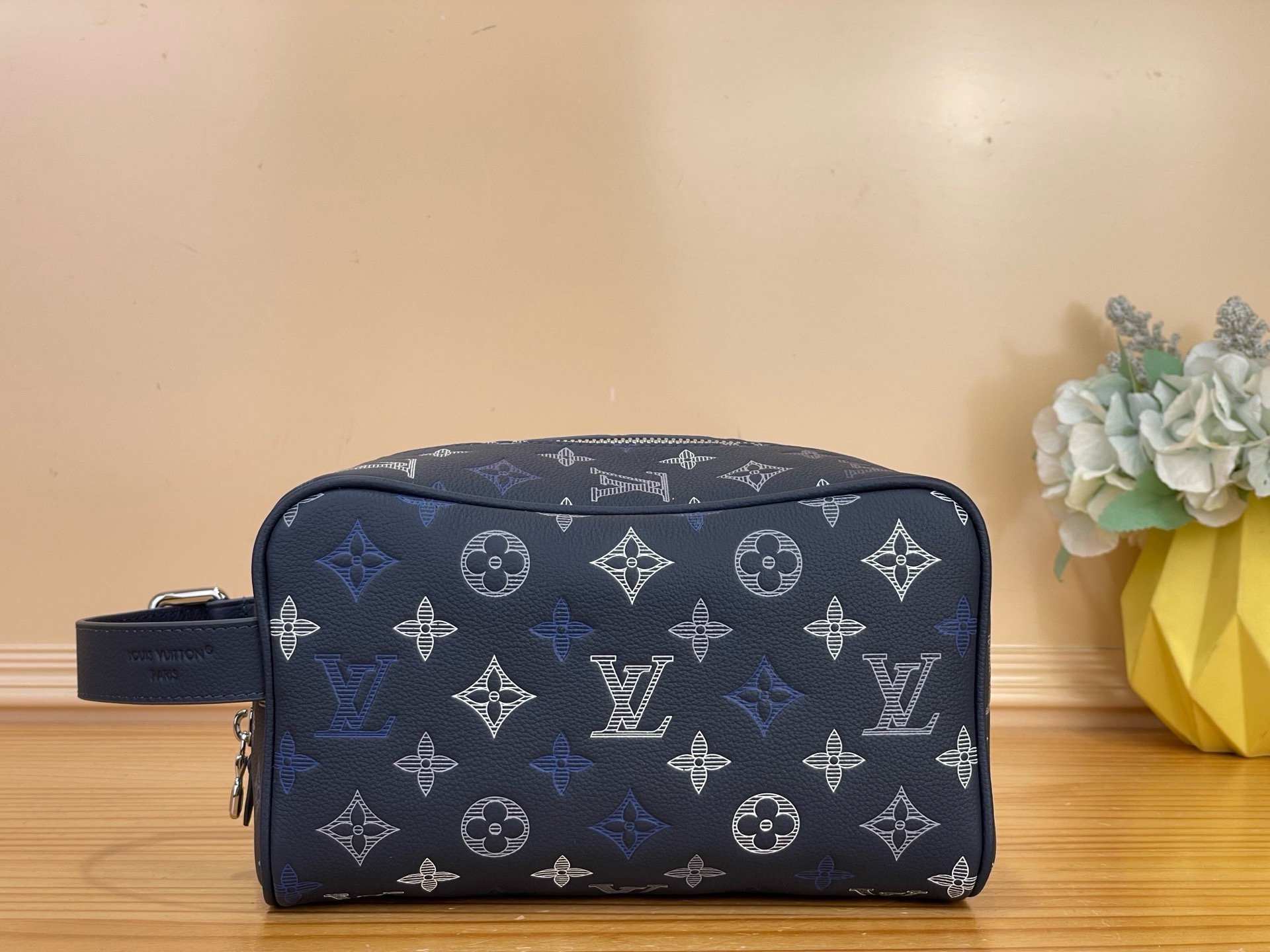 NO:812391,Top original order [LOCKER DO KIT toilet bag] m28835 blue/gradient screen printing This Locker Do Kit toilet bag relies on multiple Monogram silk screen printing processes to present Monogram Shadow ms cow leather with a gradient effect, injecting depth and elegance into the classic print. The zippered inner bag, washable lining and adjustable side handles create a compact configuration, providing a place for toiletries. Size 23 x  13 x 12 cm 4214548 (length x height x width),,cowhide19860909顶级原单【LOCKER DO KIT 盥洗袋】 m28835 蓝色/渐变丝印 本款 Locker Do Kit 盥洗袋依托多重 Monogram 绢印工艺,以渐变效果呈现 Monogram Shadow ms牛皮革,为经典印花注入深邃与雅致.拉链内袋、可水洗内衬和可调节侧手柄共筑精巧构型,为梳洗用品提供栖身之所. 尺寸23 x 13 x 12 厘米 4214548 (长度 x 高 x 宽),,cowhide,Bag