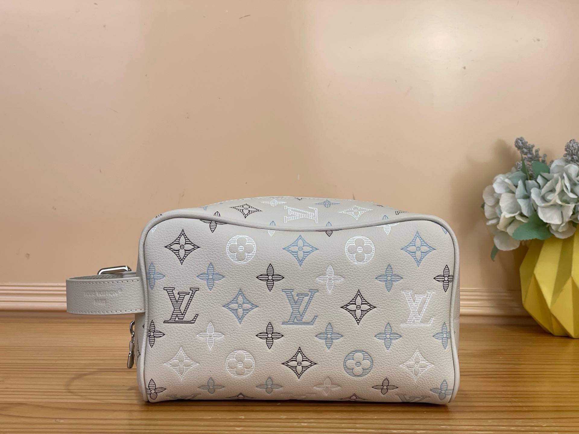 NO:812388,Top original order [LOCKER DO KIT toilet bag] m28835 white/gradient screen printing This Locker Do Kit toilet bag relies on multiple Monogram ms silk screen printing processes to present Monogram Shadow cow leather with a gradient effect, injecting depth and elegance into the classic print. The zippered inner bag, washable lining and adjustable side handles create a compact configuration, providing a place for toiletries. Size 23 x  13 x 12 cm 4215048 (length x height x width),,cowhide19860909顶级原单【LOCKER DO KIT 盥洗袋】 m28835 白色/渐变丝印 本款 Locker Do Kit 盥洗袋依托多重 Monogram ms绢印工艺,以渐变效果呈现 Monogram Shadow 牛皮革,为经典印花注入深邃与雅致.拉链内袋、可水洗内衬和可调节侧手柄共筑精巧构型,为梳洗用品提供栖身之所. 尺寸23 x 13 x 12 厘米 4215048 (长度 x 高 x 宽),,cowhide,Bag