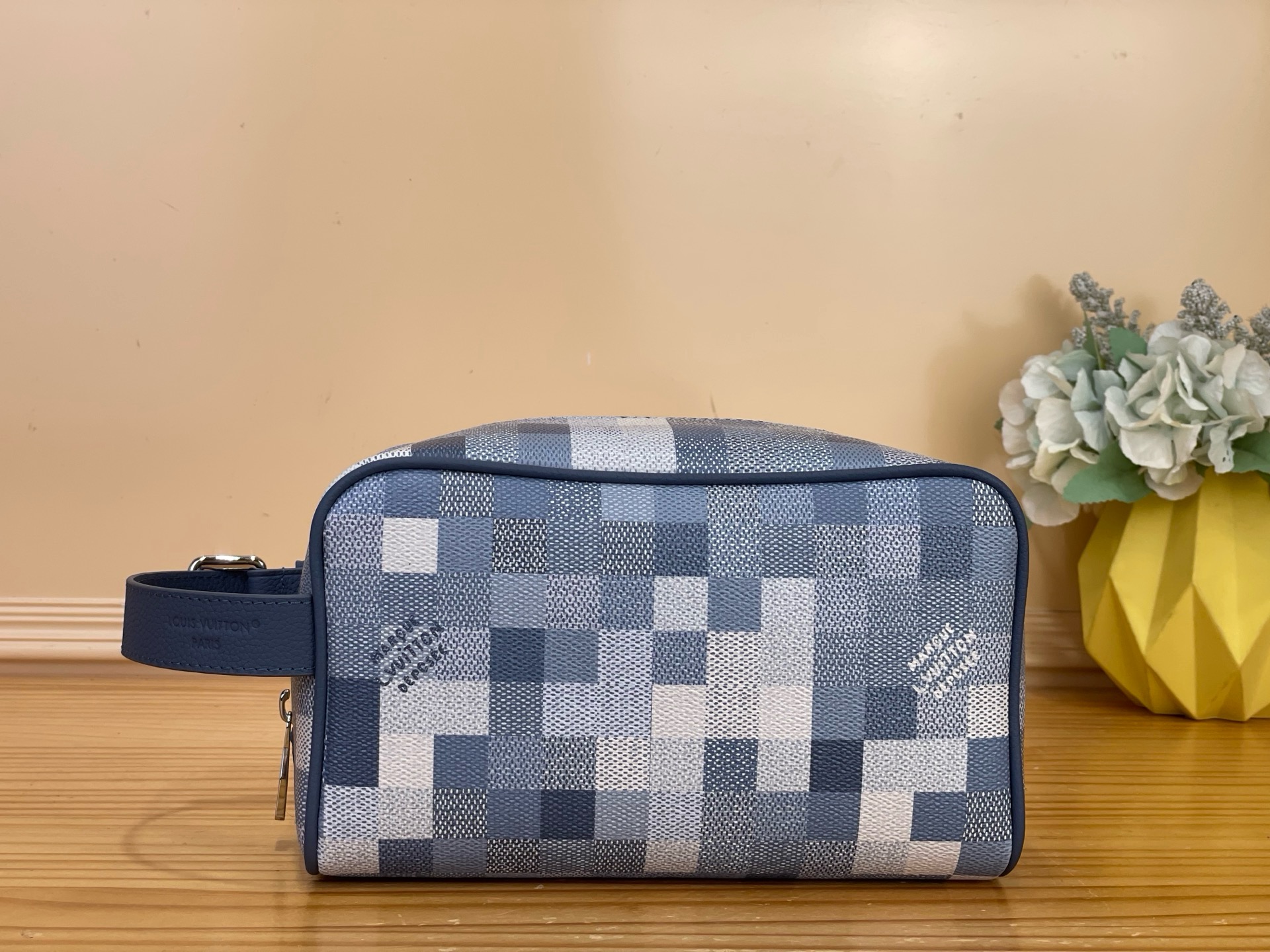 NO:812425,Top original order [Toilet Bag] M83112 83113 Blue/Mosaic M28845 This toiletry bag is made of Damier Grahite ms canvas, which has a very rough atmosphere. The practical elastic lining can keep the bottle upright. Damier Grahite canvas texture, cotton lining, leather-trimmed silver metal hardware, wider zipper closure design, and an inner zipper pocket. Size 23 x 13 x  12cm 3814045,19860909顶级原单【盥洗包】M83112 83113 蓝色/马赛克M28845 这款梳妆包采用Damier Grahite ms帆布制成,极具粗犷气息.实用的弹性内衬可保持瓶身直立.Damier Grahite帆布质地,棉布内衬,皮革饰边银色金属配件、较宽大的拉链开合设计、一个拉链内袋.  尺寸23 x 13 x 12厘米 3814045,,Bag