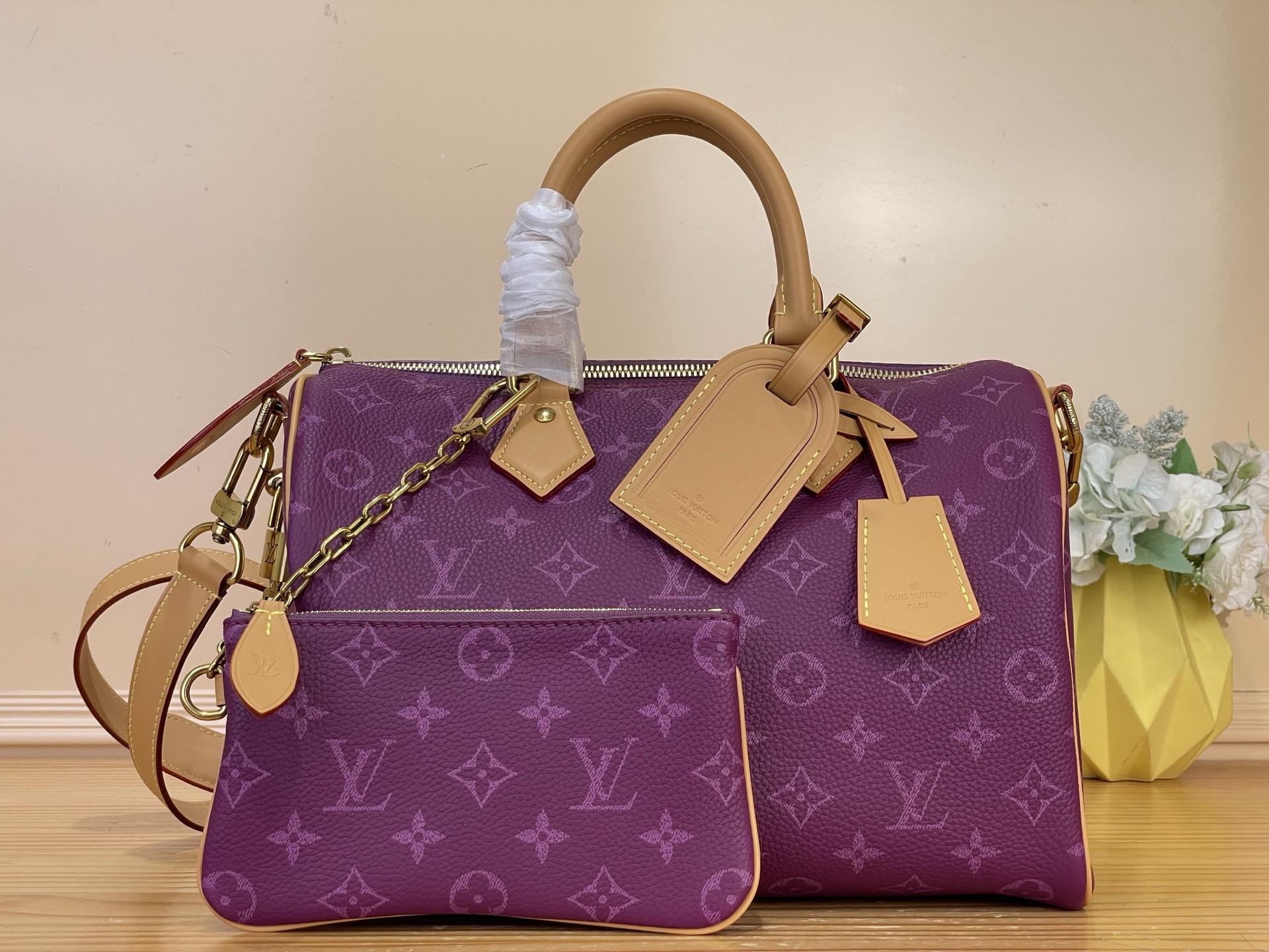 NO:812242,Top Original [Sac Seedy 9 Bandoulière 30] m27977 Orange m28384 Gray Blue Purple The calfskin Seedy 9 Bandoulière 30 revisits the iconic model in a colorful version, decorated with tonal Monogram pattern. Contrasting calfskin enhances the rolled leather upper handles, removable shoulder strap and unique address clip. Inside, House all Seedy  Each of the 9 bags has a gold plate, testifying to the extraordinary know-how of this exclusive piece. Dimensions 32x22.5x18 cm (LxHxW),,shoulder bags,cowhide19860909顶级原单【Sac Seedy 9 Bandoulière 30】m27977 橘黄色 m28384 灰蓝色 紫色 这款小牛皮Seedy 9单肩包30以彩色版本重温的标志性模型,装饰有同色系的Monogram图案.对比鲜明的小牛皮增强了卷皮鞋面手柄、可拆卸肩带和独特的地址夹.在里面,House所有Seedy 9包中都有一个金板,证明了这件独家作品的非凡专有技术. 尺寸32x22.5x18厘米（长x高x宽）,,shoulder bags,cowhide,Bag