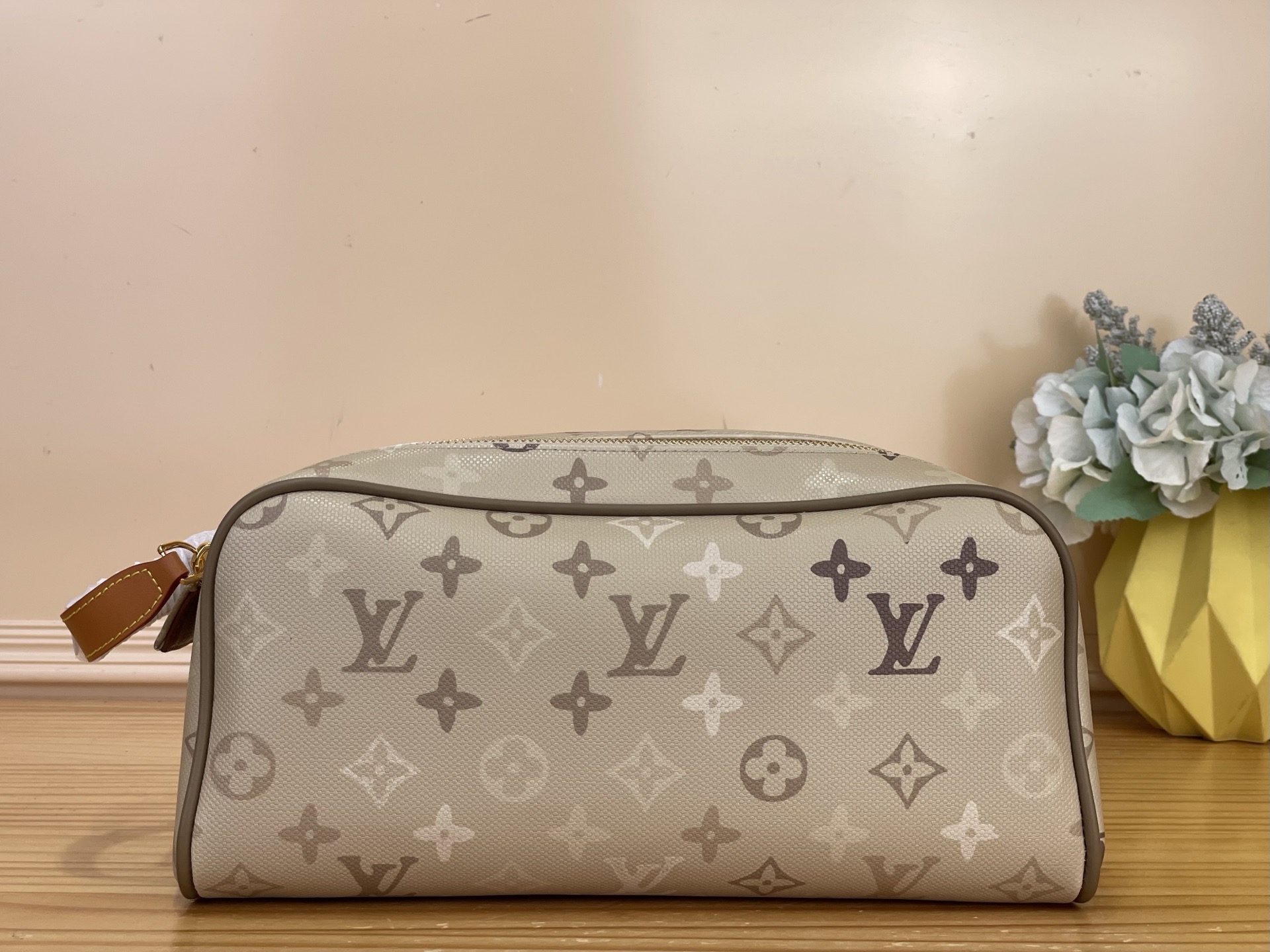 NO:812317,Top original order [Do Kit toiletry bag] M29161 apricot/gradient screen printing, made of Monogram Surlus ms canvas, with a unique embossing process to present a trompe l'oeil weaving effect Monogram pattern, with cow leather trim and shiny metal parts. The wide opening and double zipper design ensure convenient access to toiletries. Dimensions 28 x 15 x 16.5 cm 3814045,,cowhide19860909顶级原单【 Do Kit 盥洗袋】M29161 杏色/渐变丝印 取材 Monogram Surlus ms帆布,以别致压印工艺呈现错视编织效果 Monogram 图案,搭配牛皮革饰边和亮泽金属件.宽大开口和双拉链设计确保洗漱用品的便捷取放. 尺寸 28 x 15 x 16.5厘米 3814045,,cowhide,Bag