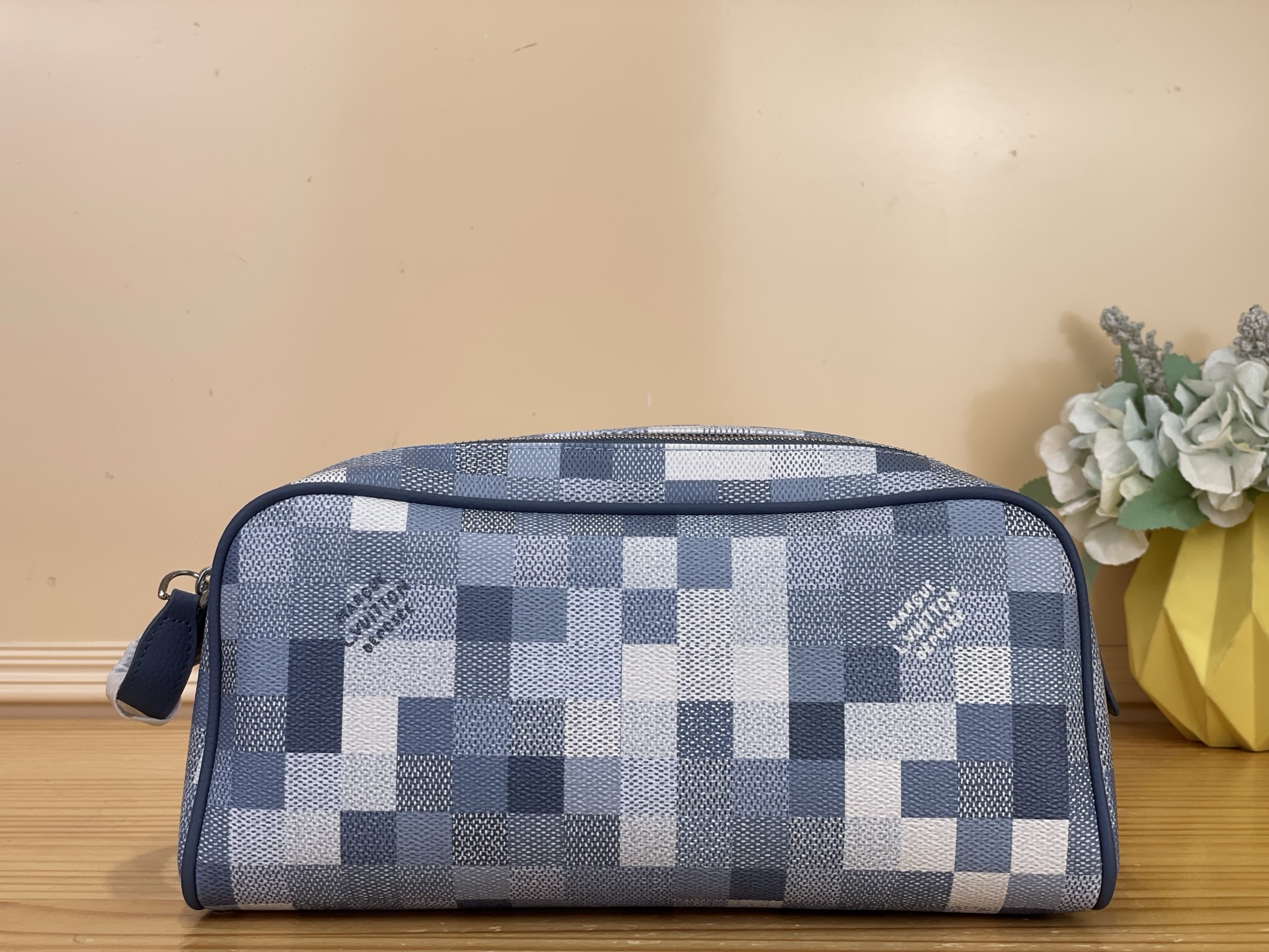 NO:812429,Top original order [Do Kit toiletry bag] M28847 blue/mosaic, made of Monogram Surlus ms canvas, with a unique embossing process to present a trompe l'oeil weaving effect Monogram pattern, with cow leather trim and shiny metal parts. The wide opening and double zipper design ensure convenient access to toiletries. Dimensions 28 x 15 x 16.5 cm 3814045,,cowhide19860909顶级原单【 Do Kit 盥洗袋】M28847 蓝色/ 马赛克 取材 Monogram Surlus ms帆布,以别致压印工艺呈现错视编织效果 Monogram 图案,搭配牛皮革饰边和亮泽金属件.宽大开口和双拉链设计确保洗漱用品的便捷取放. 尺寸 28 x 15 x 16.5厘米 3814045,,cowhide,Bag