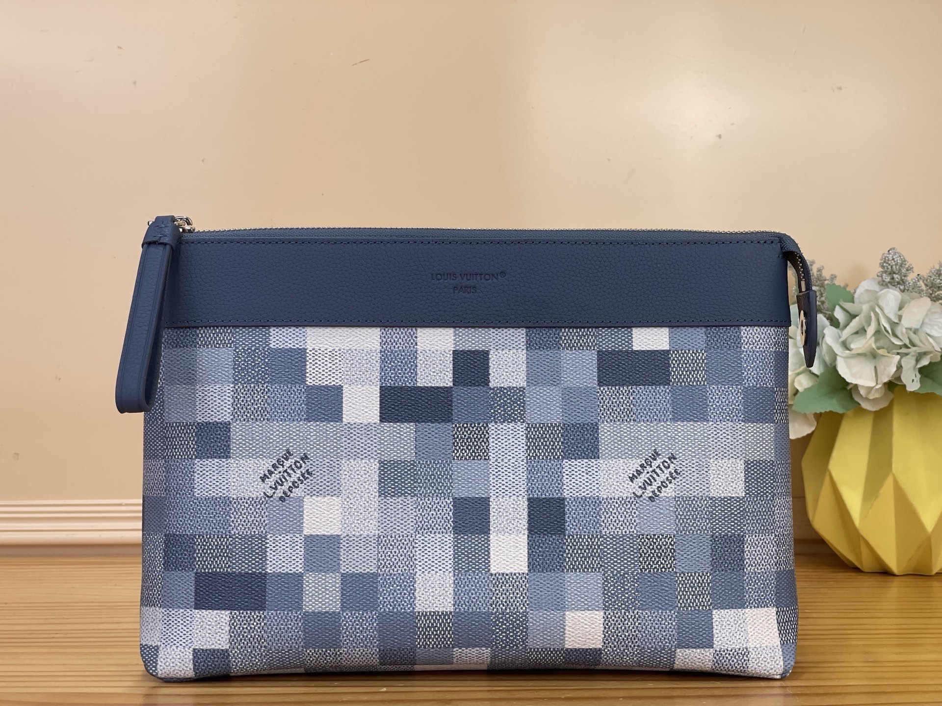 NO:812427,Top original item [ochette Voyage Soule clutch bag] M28846 light blue (mosaic), made of Damoflage ms coated canvas, with denim tones and denim fabric lining to complete the elegant lines, with magnetic back pocket. The exquisite configuration can be easily carried or placed in a handbag. Size 30 x 21 x 7.5 cm 3614045,,handbag19860909顶级原单【ochette Voyage Soule 手拿包】M28846 浅蓝色（马赛克） 采用 Damoflage ms涂层帆布,以丹宁色调和丹宁织物内衬完善考究线条,搭配磁扣后袋.精巧构型可方便手提或置入手袋. 尺寸 30 x 21 x 7.5厘米 3614045,,handbag,Bag