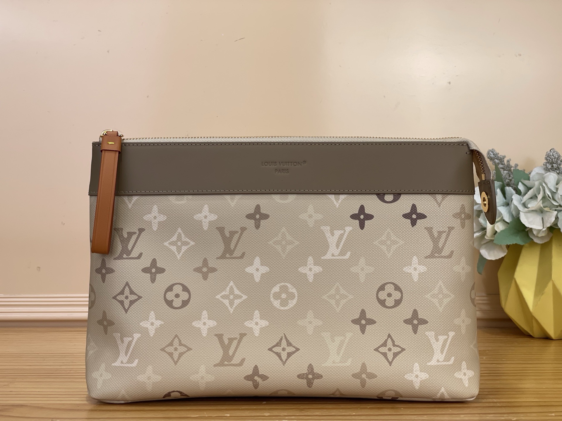 NO:812313,Top original item [ochette Voyage Soule Clutch] M29427 apricot/gradient silk screen, made of Monogram Surlus ms canvas, with camouflage-style Monogram pattern to create subtle tonal changes, with washable lining, shiny metal parts and metallic beaded zipper pullers. Compact design can be carried by hand or placed in a handbag. Dimensions 33.5 x 26 x 5.5 cm  3614045,,handbag19860909顶级原单【 ochette Voyage Soule 手拿包】M29427 杏色/渐变丝印 采用 Monogram Surlus ms帆布,以迷彩风格 Monogram 图案营造微妙色调变化,搭配可水洗内衬、亮泽金属件和金属质感珠饰拉链头.精巧设计可手提或置入手袋. 尺寸 33.5 x 26 x 5.5厘米 3614045,,handbag,Bag