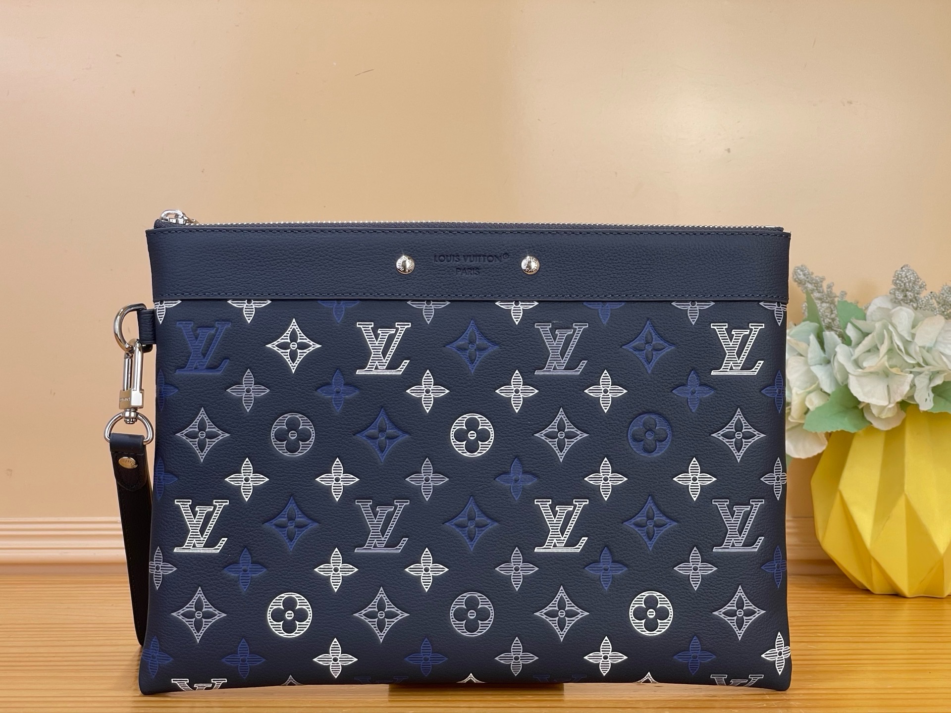 NO:812394,The top original item [ochette To-Go clutch bag] M28913 dark blue/gradient (stripe embossed) is made of Monogram Shadow cow leather, with triple silk screen printing process to help the Monogram ms pattern show a personalized gradient, with exquisite old metal parts and leather details. Attach the wrist strap to free your hands and make the clutch easy to carry. Size 30 x 21.5 x 1 cm 3614045,,handbag,cowhide19860909顶级原单【ochette To-Go 手拿包】M28913深蓝色/渐变（条纹压花） 选用 Monogram Shadow 牛皮革,以三重丝印工艺助 Monogram ms图案展现个性渐变,搭配工致做旧金属件和皮革细节.系上腕带,解放双手亦可令手拿包轻松随行. 尺寸 30 x 21.5 x 1厘米 3614045,,handbag,cowhide,Bag