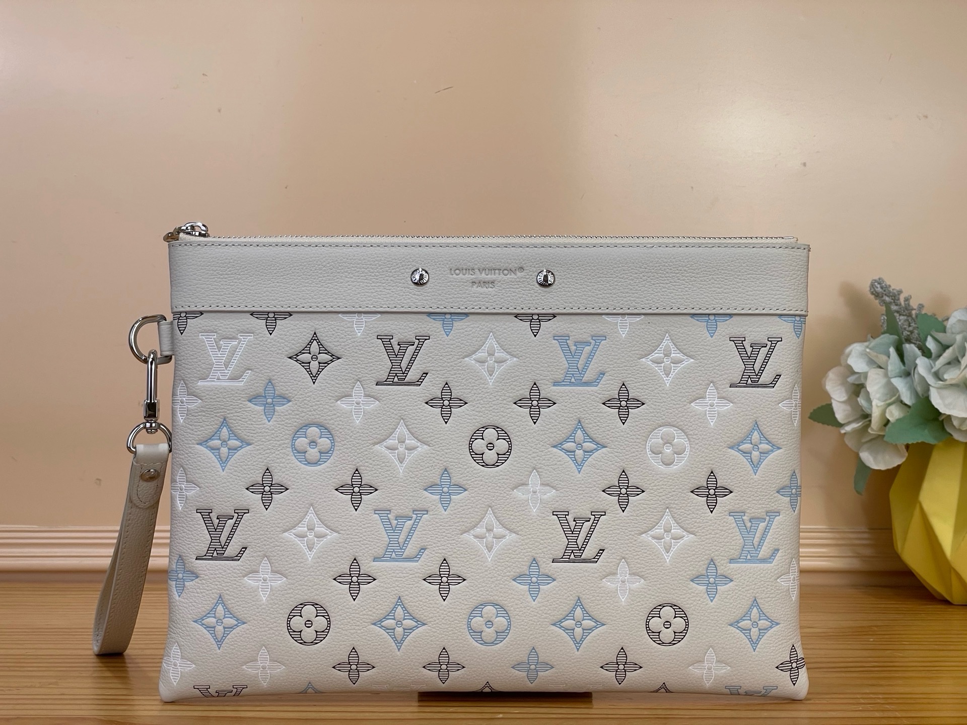 NO:812397,Top original item [ochette To-Go clutch bag] M28913 white/gradient (stripe embossed), made of Monogram Shadow ms cow leather, with triple silk screen printing process to help the Monogram pattern show a personalized gradient, with exquisite old metal parts and leather details. Attach the wrist strap to free your hands and make the clutch easy to carry. Size 30 x 21.5 x 1 cm 3614045,,handbag,cowhide19860909顶级原单【ochette To-Go 手拿包】M28913 白色/渐变（条纹压花） 选用 Monogram Shadow ms牛皮革,以三重丝印工艺助 Monogram 图案展现个性渐变,搭配工致做旧金属件和皮革细节.系上腕带,解放双手亦可令手拿包轻松随行. 尺寸 30 x 21.5 x 1厘米 3614045,,handbag,cowhide,Bag