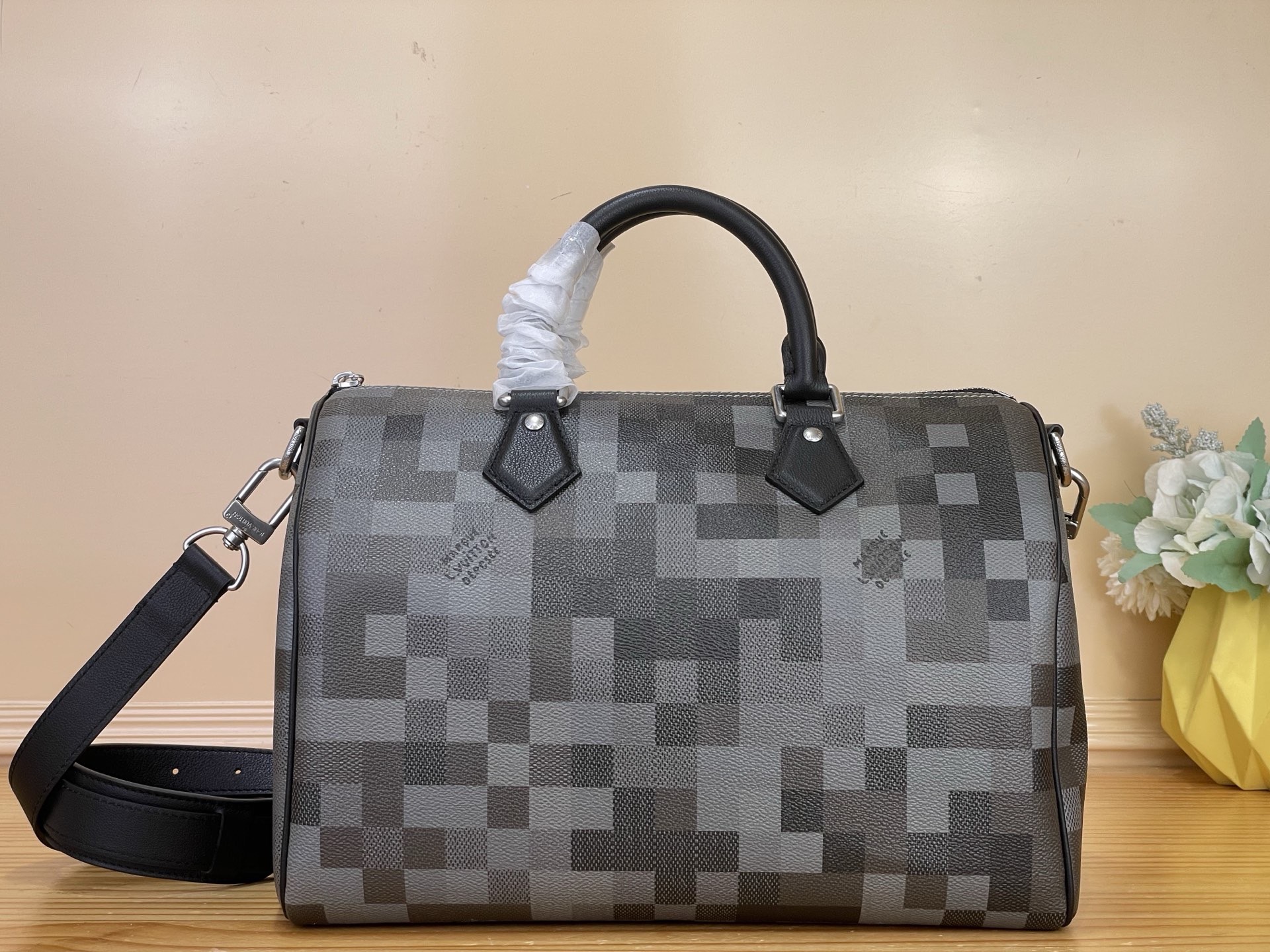 NO:812448,Top original order [SEEDY BANDOULIRE 30 handbag] m28977 black/mosaic harrell Williams Damoflage coated canvas created with pixelation technique is classic Seedy Bandoulière 30  The Hr bag injects modern and fresh vitality. Its generous capacity, light texture and distinctive silhouette make it an ideal daily companion. The double rolled leather handles at the top are paired with an adjustable and detachable Louis Vuitton fabric shoulder strap, allowing for a variety of carrying methods. Dimensions 34 x 22 x 19 cm 6017075 (length x height x width),, louis vuitton19860909顶级原单【SEEDY BANDOULIRE 30 手袋】 m28977 黑色/马赛克 harrell Williams 以像素化手法打造的 Damoflage 涂层帆布为经典 Seedy Bandoulière 30 Hr手袋注入现代清新活力.充裕容量、轻盈质感与鲜明廓形成就理想的日常随行之选.顶部卷边皮革双手柄搭配可调节且可拆卸的路易威登织物肩带,实现多种背携方式. 尺寸34 x 22 x 19 厘米 6017075 (长度 x 高 x 宽),,louis vuitton,Bag