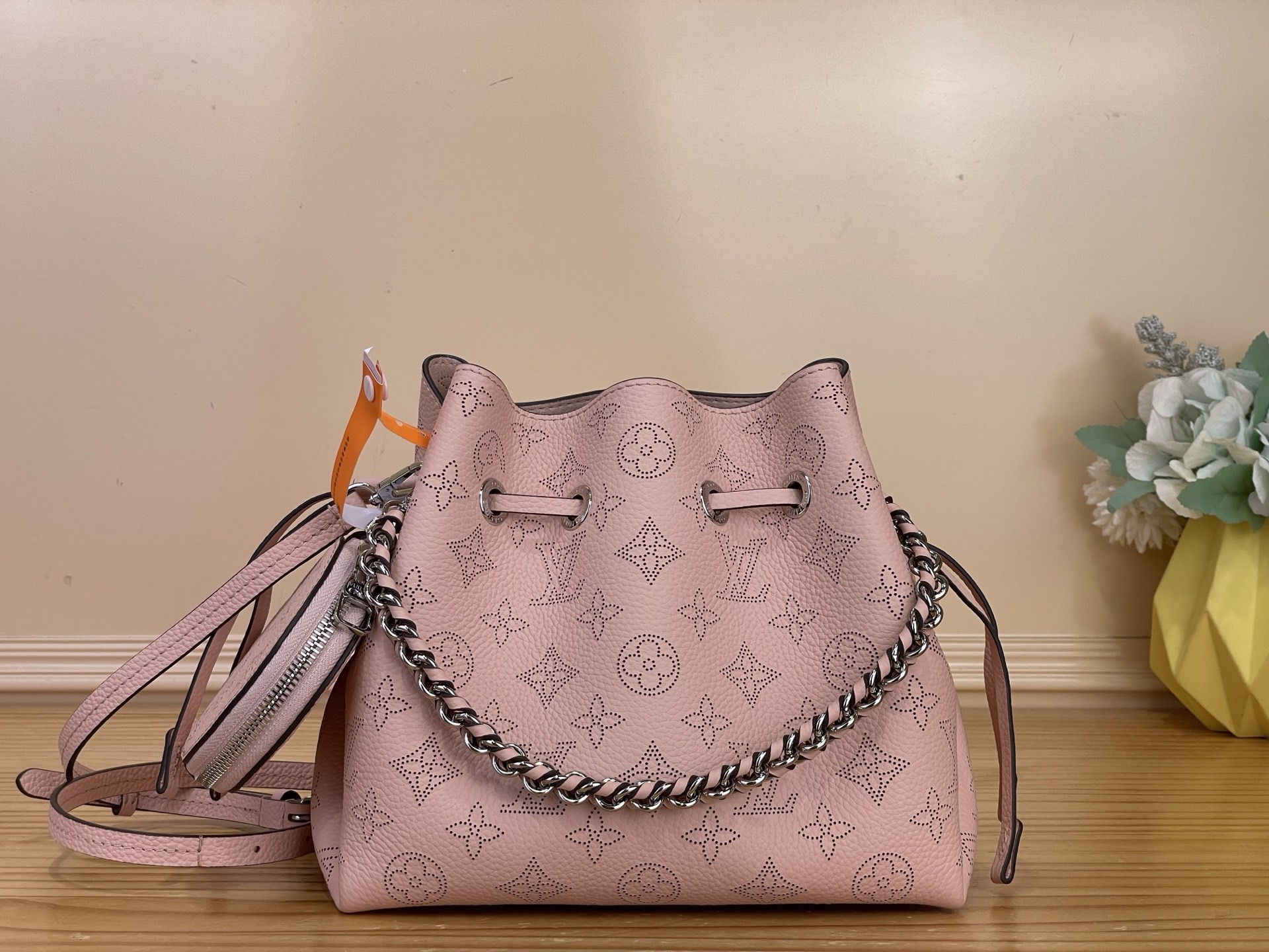 NO:812261,Top original item [BELLA handbag] m23195 light pink/hollow This Bella Ys handbag is made of perforated cow leather dipped in fresh and soft tones, conveying charming charm. The round coin bag is cut from the same style of engraved leather, and releases an elegant atmosphere together with the chain. The adjustable and detachable leather shoulder strap allows for comfortable shoulder and cross-body carry. Dimensions 19 x 22 x 14 cm 7919085 (length  x height x width),,cowhide19860909顶级原单【BELLA 手袋】 m23195 浅粉色/ 镂空 本款 Bella Ys手袋为镂花穿孔牛皮革浸染清新柔美色调,传递迷人魅力.圆形零钱袋由同款镂花皮革裁成,与链条一同释放典雅气息.可调节并拆卸的皮革肩带实现舒适肩背和斜挎. 尺寸19 x 22 x 14 厘米 7919085 (长度 x 高 x 宽),,cowhide,Bag