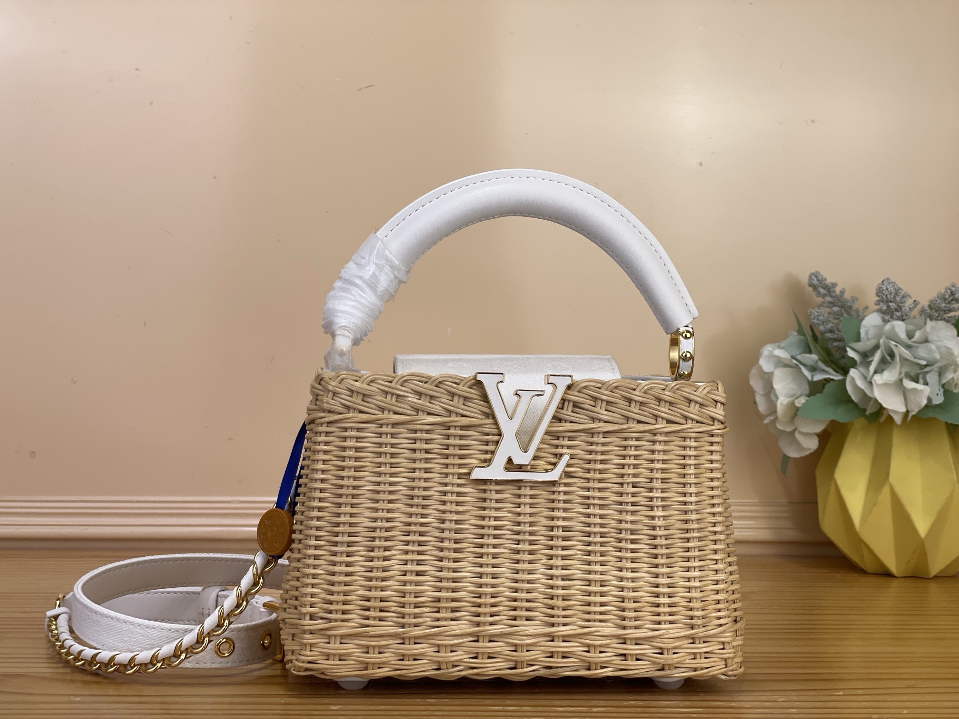 NO:812266,Top original order [CAUCINES mini handbag] m28548 woven/white (denim) This Caucines hl mini handbag is from the Rattan series. It is equipped with a flap and is decorated with Louis Vuitton Monogram pattern, creating a chic look for the season. The leather LV letters of the same tone and the elegant detachable braided chain cleverly decorate the body of the bag. The two carrying methods can be switched at will, and the clamshell can be flexibly turned inward or outward. The appropriate capacity can easily store what you need.  Dimensions 21 x 13.6 x 8 cm 110121250 (length x height x width),,louis vuitton,louis vuitton19860909顶级原单【CAUCINES 迷你手袋】 m28548 编织/白色（牛仔） 本款 Caucines hl迷你手袋出自 Rattan 系列,搭载翻盖,铺陈路易威登 Monogram 图案,成就当季别致造型.同色调皮革 LV 字母与优雅的可拆卸编结链条巧妙装点包身.两种背携方式随心切换,可灵活切换翻盖内收或外翻造型,恰宜容量轻松收纳随身所需. 尺寸21 x 13.6 x 8 厘米 110121250 (长度 x 高 x 宽),,louis vuitton,louis vuitton,Bag