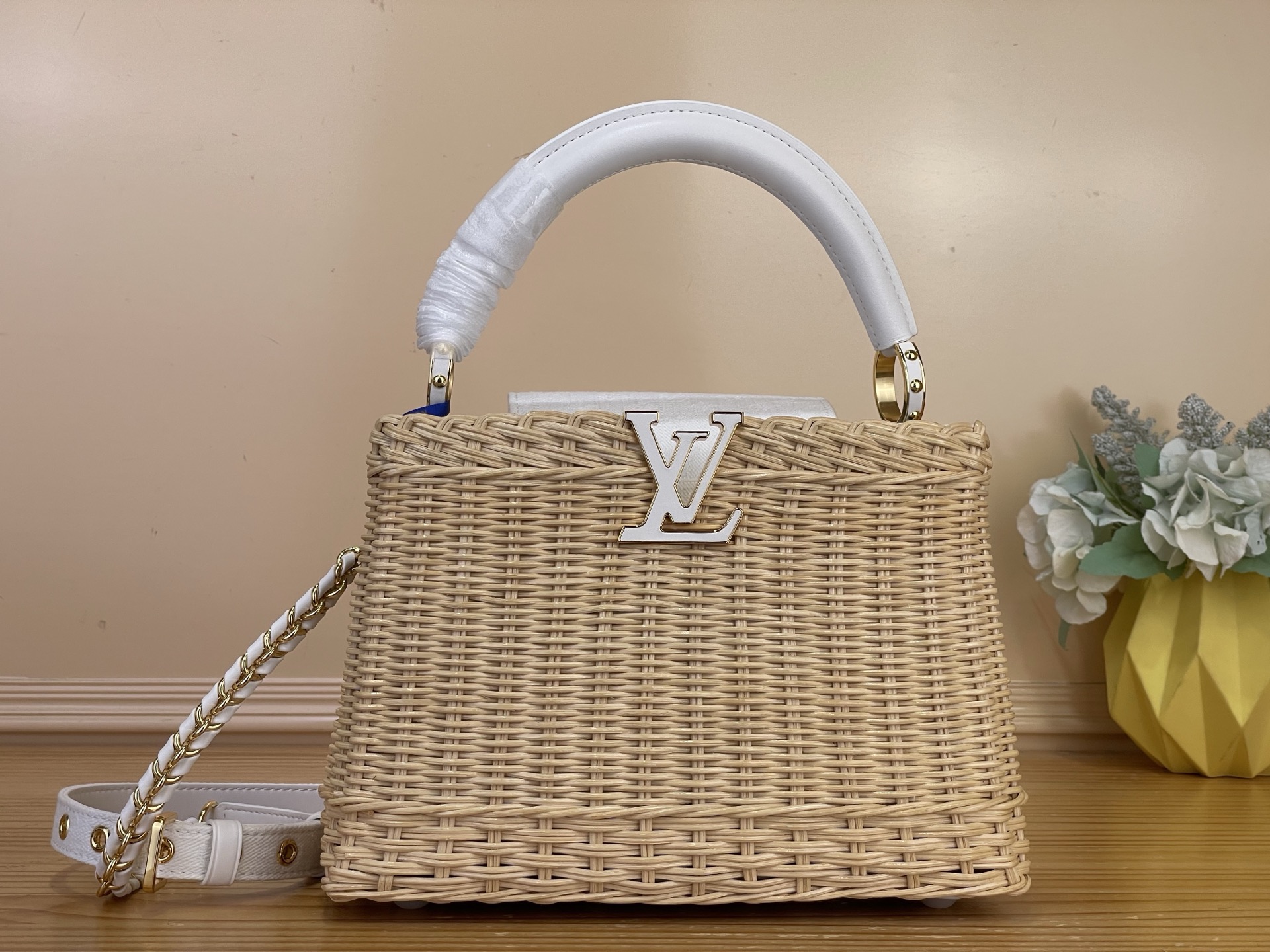NO:812262,Top original order [CAUCINES handbag] m28548 woven/white (denim) This Caucines hl mini handbag is from the Rattan series. It is equipped with a flap and is decorated with Louis Vuitton Monogram pattern, creating a chic look for the season. The same-tone leather LV letters and elegant detachable braided chain cleverly decorate the body of the bag. The two carrying methods can be switched at will, and the clamshell can be flexibly switched inward or outward. The appropriate capacity can easily store what you need.  Dimensions 27 x 17 × 9 cm 120121300 (length x height x width),,louis vuitton,louis vuitton19860909顶级原单【CAUCINES 手袋】 m28548 编织/白色（牛仔） 本款 Caucines hl 迷你手袋出自 Rattan 系列,搭载翻盖,铺陈路易威登 Monogram 图案,成就当季别致造型.同色调皮革 LV 字母与优雅的可拆卸编结链条巧妙装点包身.两种背携方式随心切换,可灵活切换翻盖内收或外翻造型,恰宜容量轻松收纳随身所需. 尺寸27 x 17 × 9 厘米 120121300 (长度 x 高 x 宽),,louis vuitton,louis vuitton,Bag
