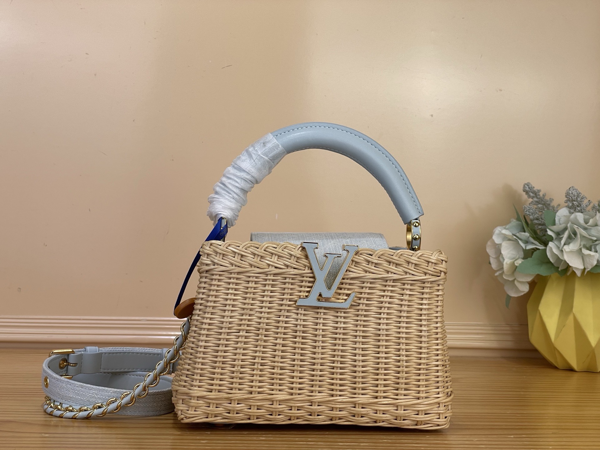 NO:812257,Top original order [CAUCINES mini handbag] m28548 woven/blue (denim) This Caucines hl mini handbag is from the Rattan series. It is equipped with a flap and is decorated with Louis Vuitton Monogram pattern, creating a chic look for the season. The leather LV letters of the same tone and an elegant detachable braided chain cleverly decorate the body of the bag. The two carrying methods can be switched at will, and the clamshell can be flexibly turned inward or outward. The appropriate capacity can easily store what you need.  Dimensions 21 x 13.6 x 8 cm 110121250 (length x height x width),,louis vuitton,louis vuitton19860909顶级原单【CAUCINES 迷你手袋】 m28548 编织/蓝色（牛仔） 本款 Caucines hl迷你手袋出自 Rattan 系列,搭载翻盖,铺陈路易威登 Monogram 图案,成就当季别致造型.同色调皮革 LV 字母与优雅的可拆卸编结链条巧妙装点包身.两种背携方式随心切换,可灵活切换翻盖内收或外翻造型,恰宜容量轻松收纳随身所需. 尺寸21 x 13.6 x 8 厘米 110121250 (长度 x 高 x 宽),,louis vuitton,louis vuitton,Bag
