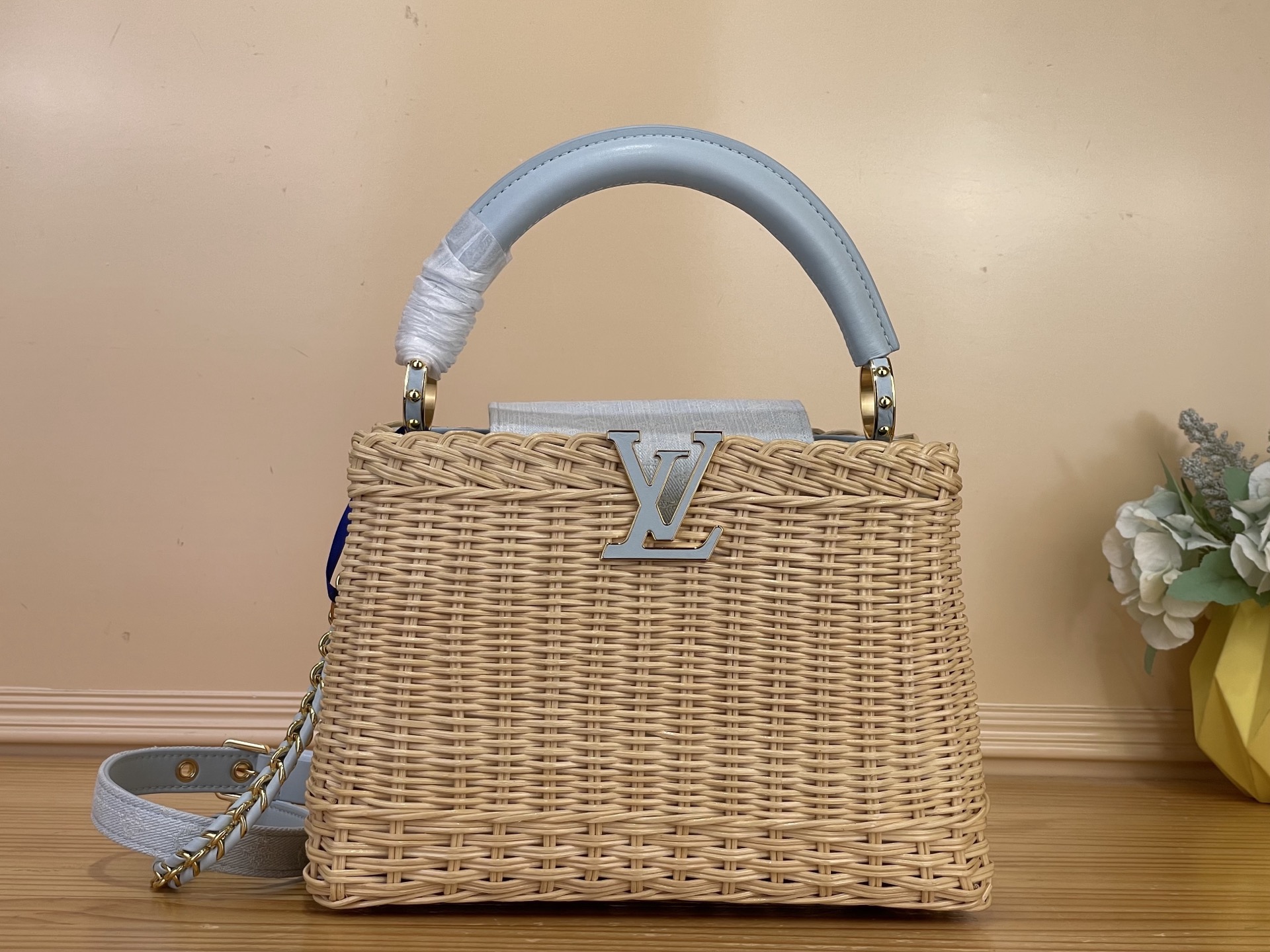 NO:812253,Top original order [CAUCINES handbag] m28548 woven/blue (denim) This Caucines hl mini handbag is from the Rattan series. It is equipped with a flap and is decorated with the Louis Vuitton Monogram pattern, creating a chic look for the season. The same-tone leather LV letters and an elegant detachable braided chain cleverly decorate the body of the bag. The two carrying methods can be switched at will, and the clamshell can be flexibly switched inward or outward. The appropriate capacity can be easily stored when needed. Size 27  x 17 × 9 cm 120121250 (length x height x width),,louis vuitton,louis vuitton19860909顶级原单【CAUCINES 手袋】 m28548 编织/蓝色（牛仔） 本款 Caucines hl迷你手袋出自 Rattan 系列,搭载翻盖,铺陈路易威登 Monogram 图案,成就当季别致造型.同色调皮革 LV 字母与优雅的可拆卸编结链条巧妙装点包身.两种背携方式随心切换,可灵活切换翻盖内收或外翻造型,恰宜容量轻松收纳随身所需. 尺寸27 x 17 × 9 厘米 120121250 (长度 x 高 x 宽),,louis vuitton,louis vuitton,Bag