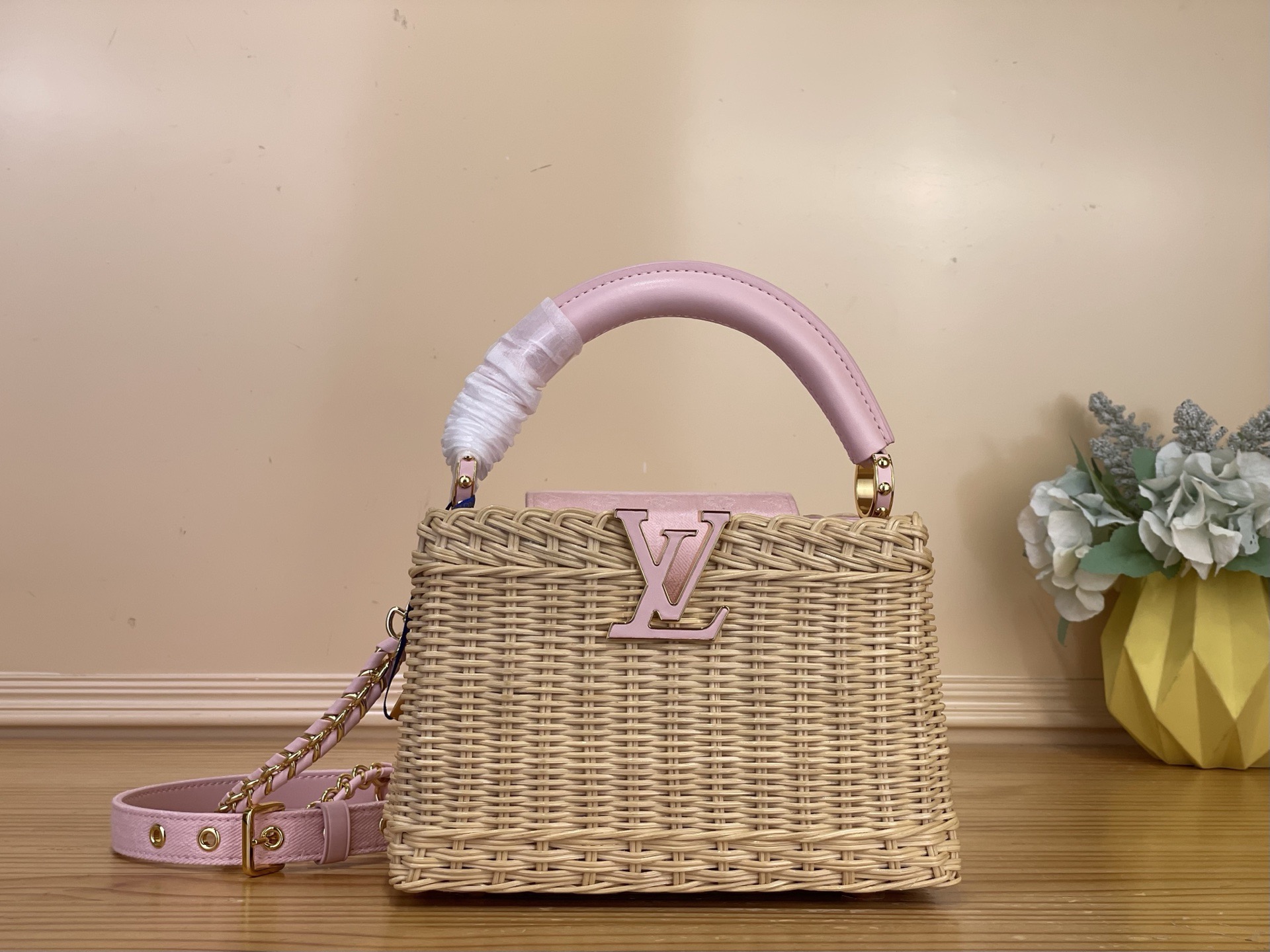 NO:812247,Top original order [CAUCINES mini handbag] m28548 woven/pink (denim) This Caucines mini handbag is from the Rattan series. It is equipped with a flap and is decorated with Louis Vuitton's Monogram hl pattern, creating a chic look for the season. The leather LV letters of the same tone and an elegant detachable braided chain cleverly decorate the body of the bag. The two carrying methods can be switched at will, and the clamshell can be flexibly switched inward or outward. The appropriate capacity can easily store what you need.  Dimensions 21 x 13.6 x 8 cm 110121150 (length x height x width),,louis vuitton,louis vuitton19860909顶级原单【CAUCINES 迷你手袋】 m28548 编织/粉色（牛仔） 本款 Caucines 迷你手袋出自 Rattan 系列,搭载翻盖,铺陈路易威登 Monogram hl图案,成就当季别致造型.同色调皮革 LV 字母与优雅的可拆卸编结链条巧妙装点包身.两种背携方式随心切换,可灵活切换翻盖内收或外翻造型,恰宜容量轻松收纳随身所需. 尺寸21 x 13.6 x 8 厘米 110121150 (长度 x 高 x 宽),,louis vuitton,louis vuitton,Bag