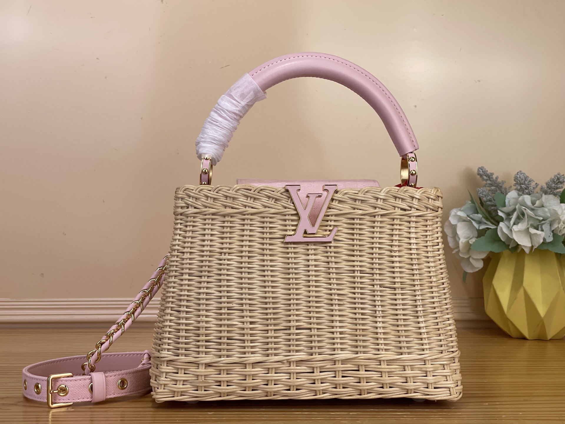 NO:812284,Top original order [CAUCINES handbag] m28548 woven/pink (denim) This Caucines mini handbag is from the Rattan hl series. It is equipped with a flap and is decorated with Louis Vuitton Monogram pattern, creating a chic look for the season. The same-tone leather LV letters and elegant detachable braided chain cleverly decorate the body of the bag. The two carrying methods can be switched at will, and the clamshell can be flexibly switched inward or outward. The appropriate capacity can easily store what you need.  Dimensions 27 x 17 × 9 cm 120121250 (length x height x width),,louis vuitton,louis vuitton19860909顶级原单【CAUCINES 手袋】 m28548 编织/粉色（牛仔） 本款 Caucines 迷你手袋出自 Rattan hl系列,搭载翻盖,铺陈路易威登 Monogram 图案,成就当季别致造型.同色调皮革 LV 字母与优雅的可拆卸编结链条巧妙装点包身.两种背携方式随心切换,可灵活切换翻盖内收或外翻造型,恰宜容量轻松收纳随身所需. 尺寸27 x 17 × 9 厘米 120121250 (长度 x 高 x 宽),,louis vuitton,louis vuitton,Bag